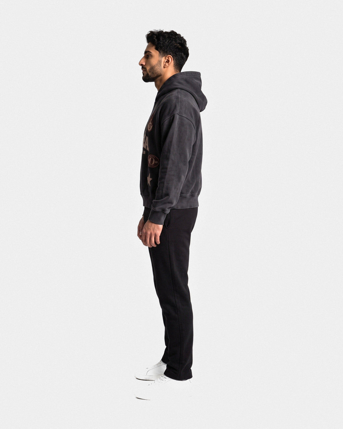 OMNÉA Autumn Emblem Hoodie in Washed Black – Seitenansicht
