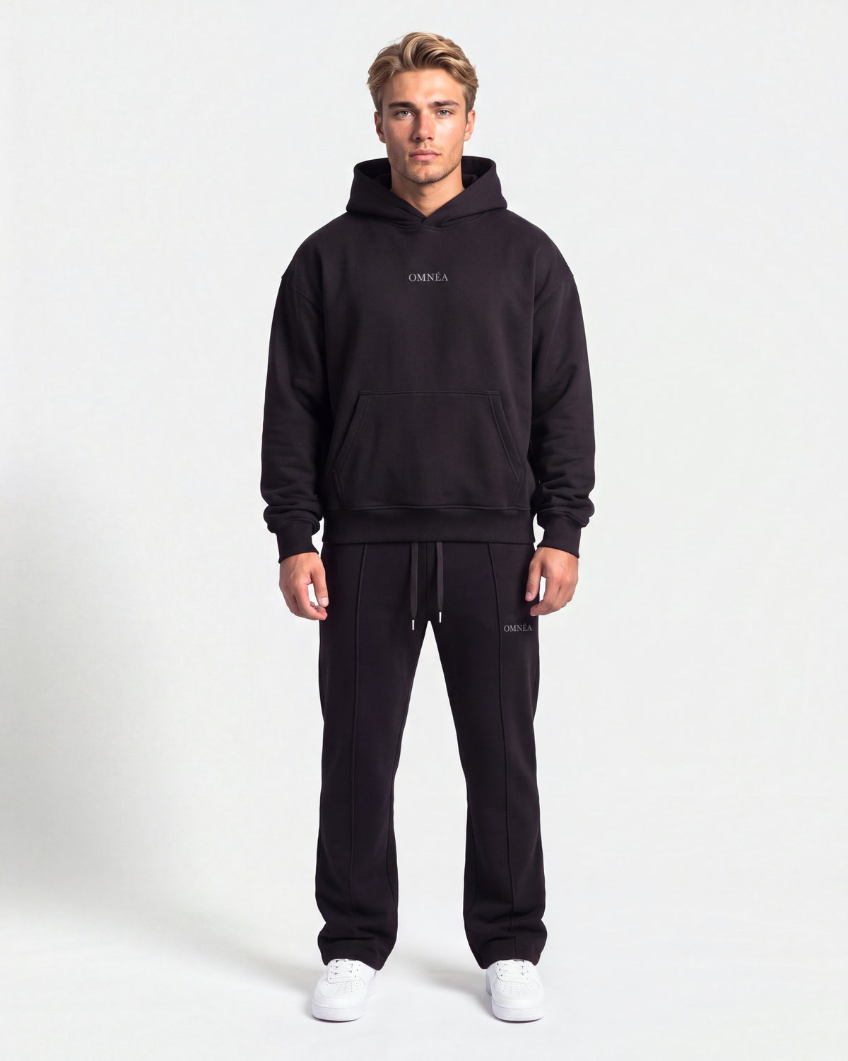 OMNÉA Everyday Boxy Hoodie in OMNÉA Black – Vorderansicht