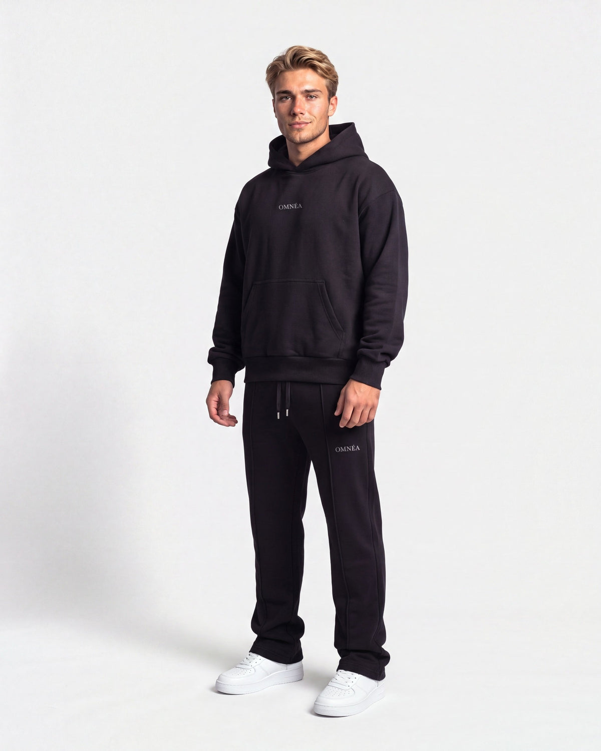 OMNÉA Everyday Boxy Hoodie in OMNÉA Black – Dreiviertelansicht