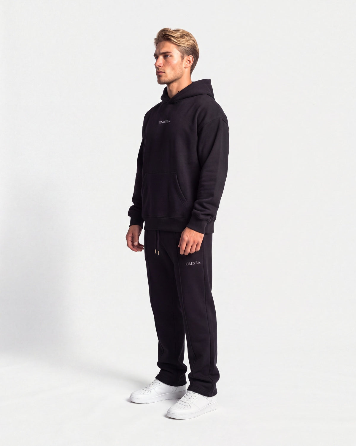 OMNÉA Everyday Boxy Hoodie in OMNÉA Black – Seitenansicht