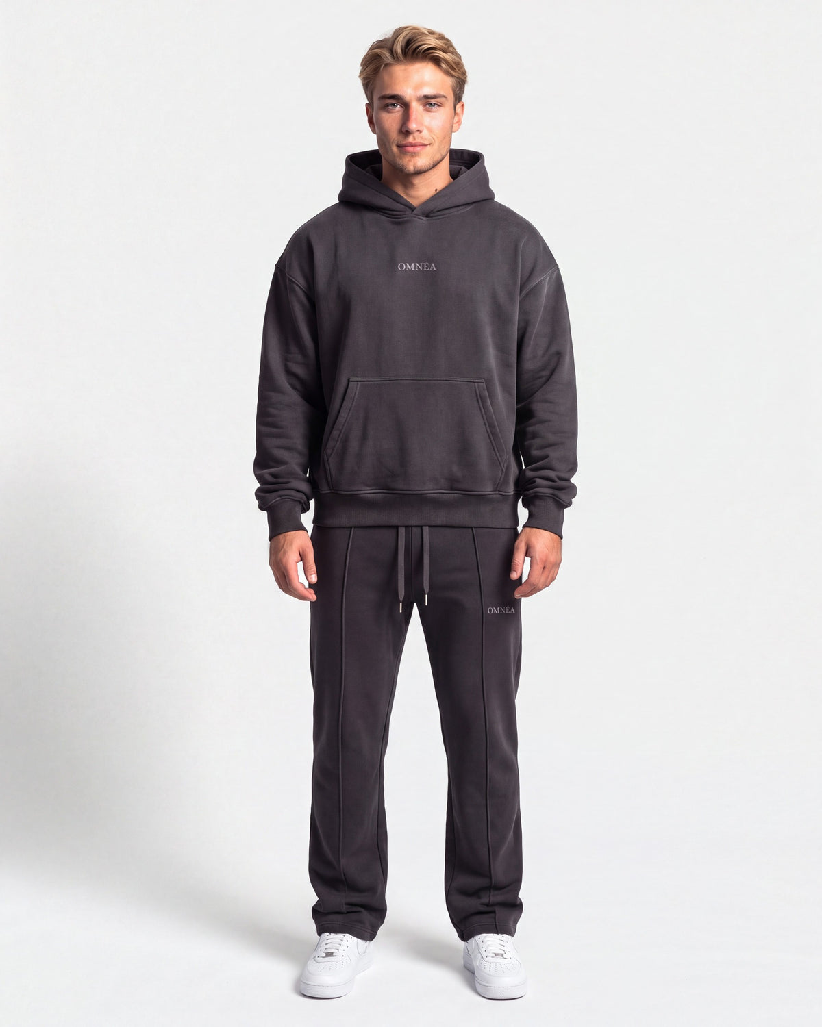 OMNÉA Everyday Boxy Hoodie in OMNÉA Washed Black – Vorderansicht
