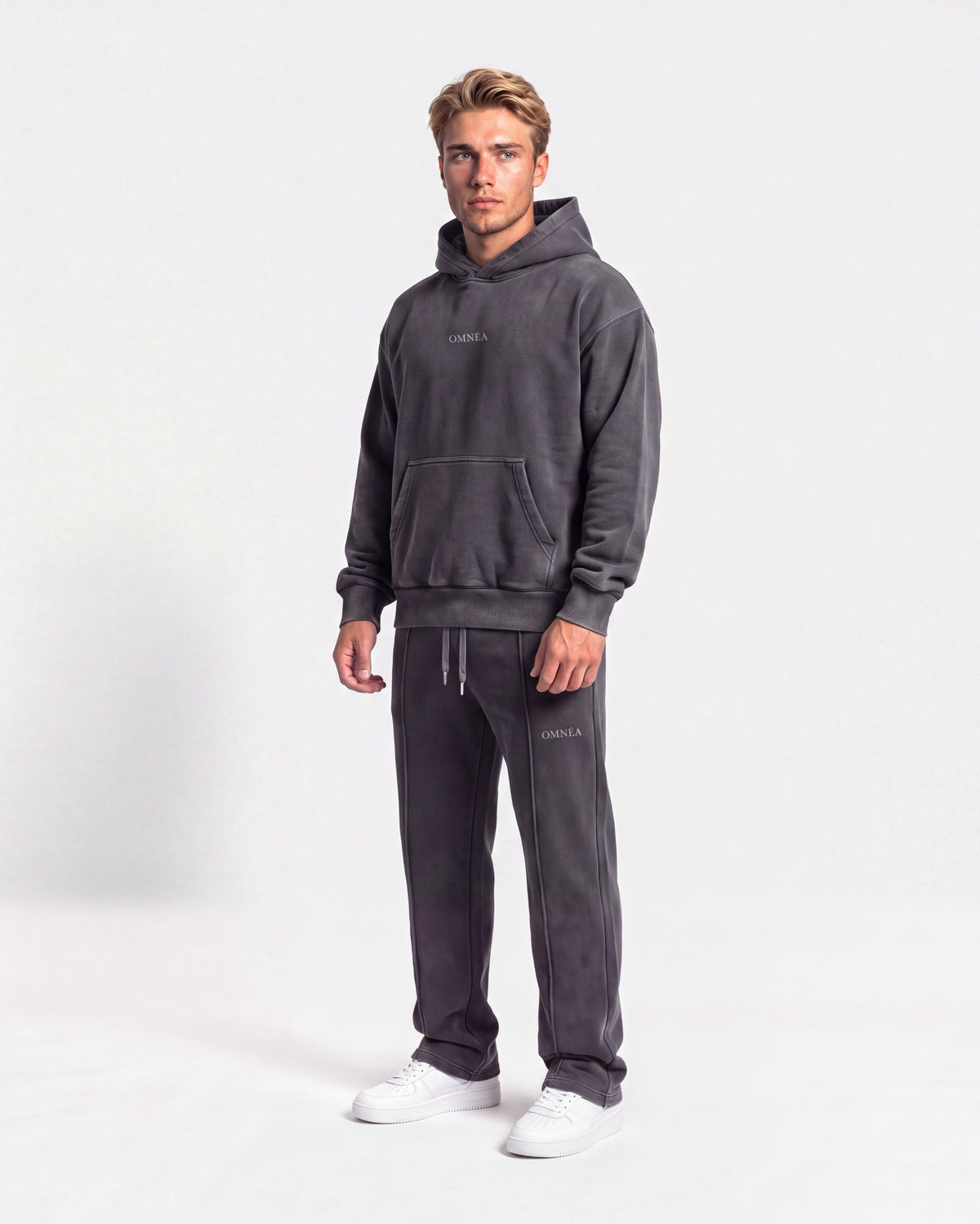 OMNÉA Everyday Boxy Hoodie in OMNÉA Washed Black – Dreiviertelansicht