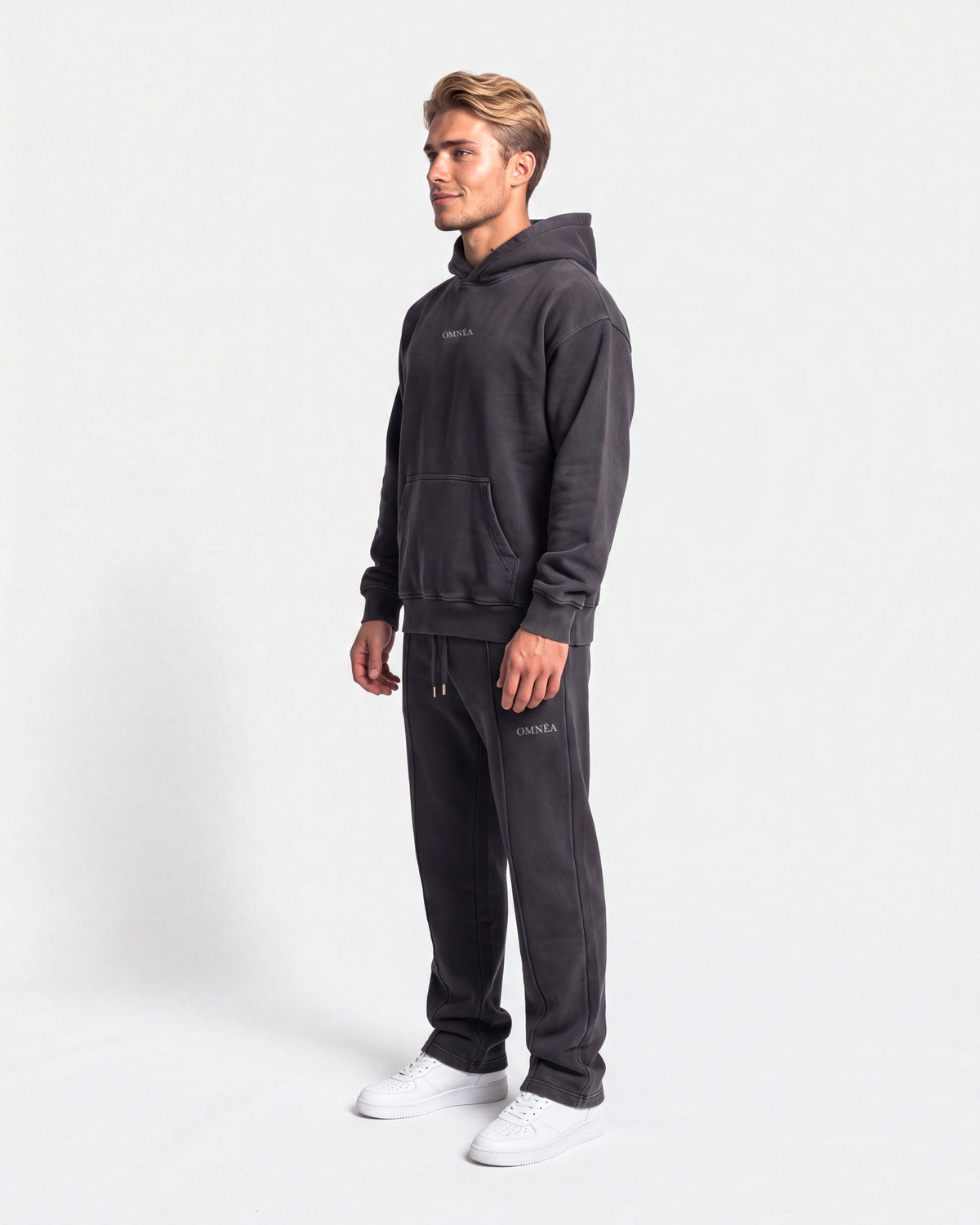 OMNÉA Everyday Boxy Hoodie in OMNÉA Washed Black – Seitenansicht