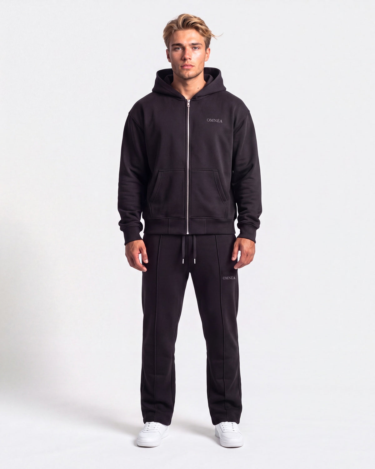 OMNÉA Everyday Zip Hoodie in OMNÉA Black – Vorderansicht