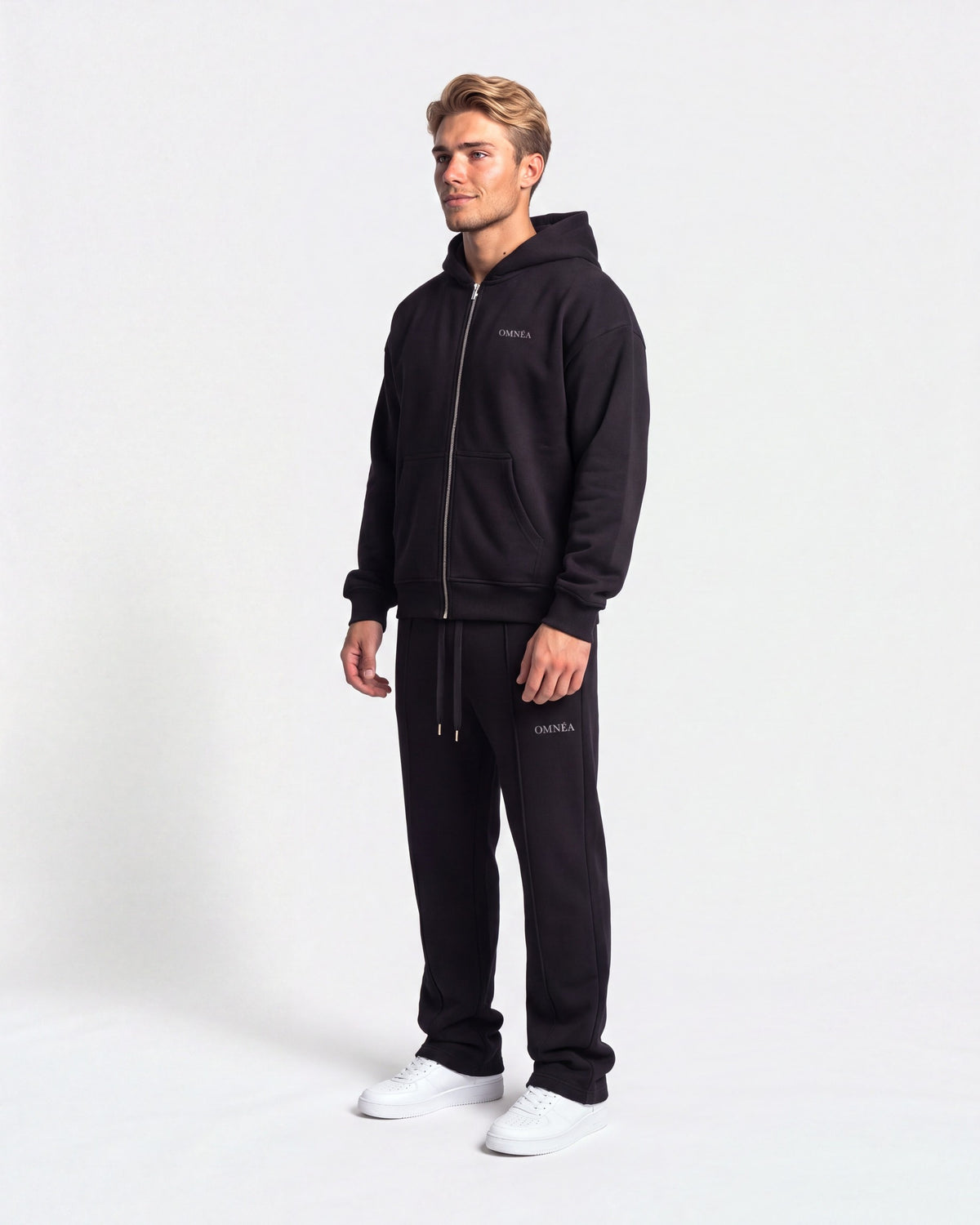 OMNÉA Everyday Zip Hoodie in OMNÉA Black – Dreiviertelansicht