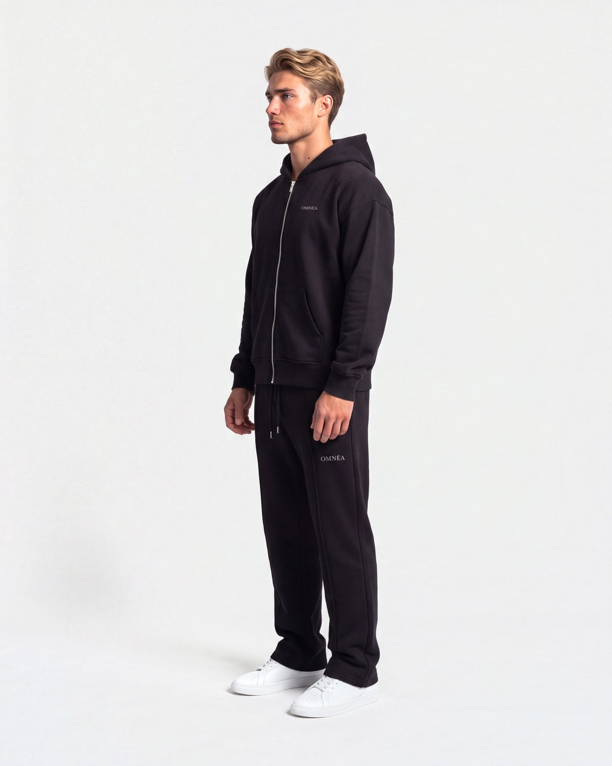 OMNÉA Everyday Zip Hoodie in OMNÉA Black – Seitenansicht