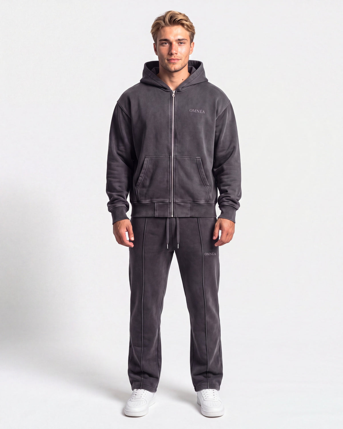 OMNÉA Everyday Zip Hoodie in OMNÉA Washed Black – Vorderansicht