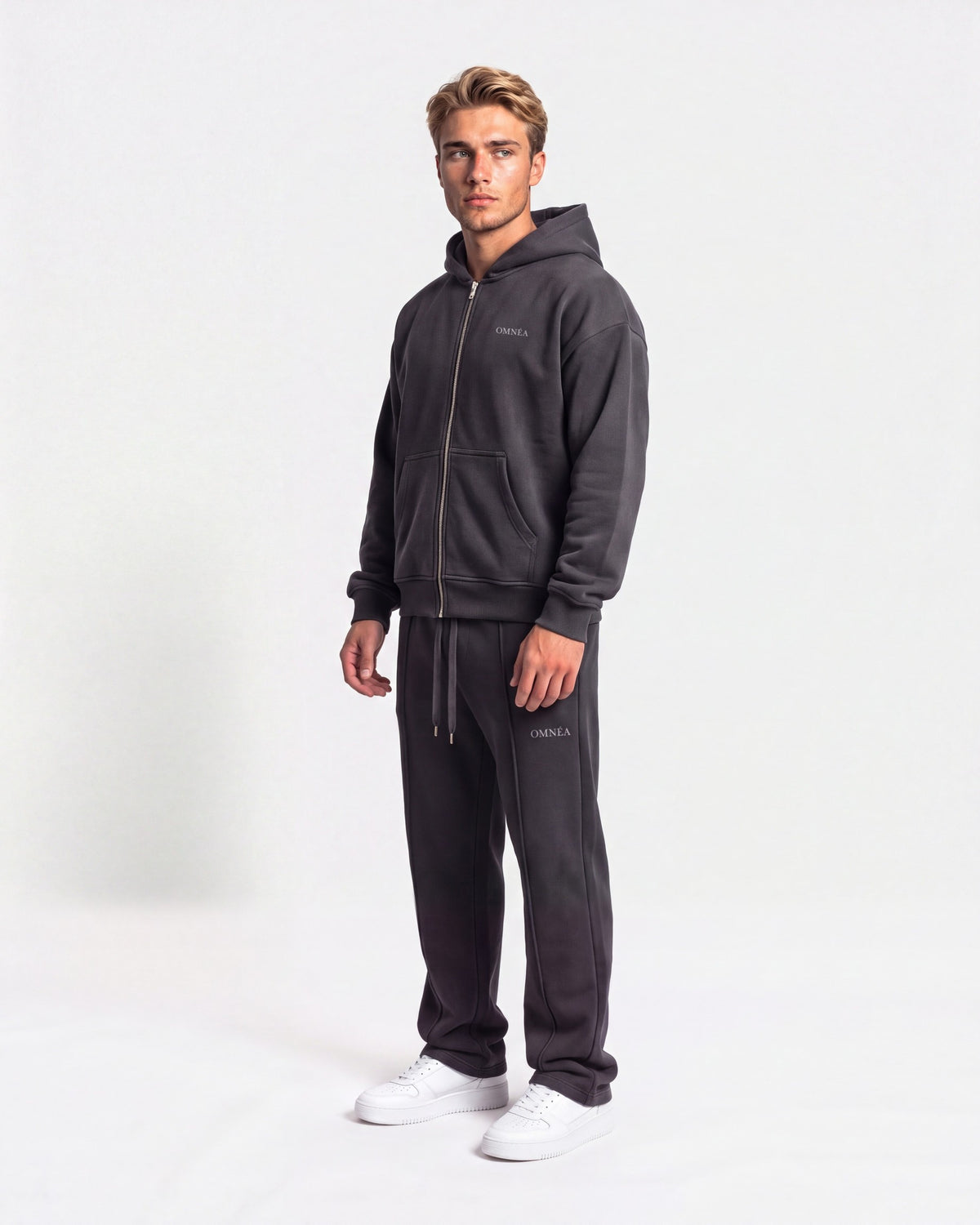 OMNÉA Everyday Zip Hoodie in OMNÉA Washed Black – Dreiviertelansicht