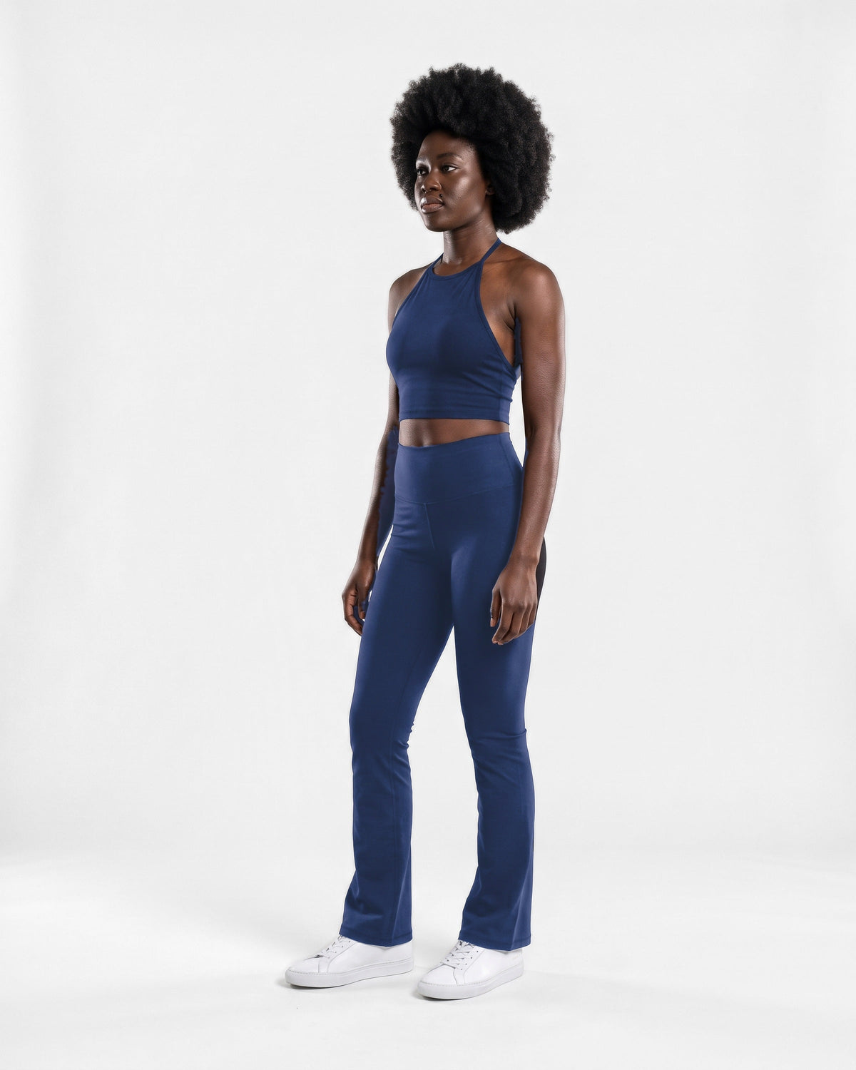 OMNÉA Halter Crop Top in OMNÉA Blue – Dreiviertelansicht