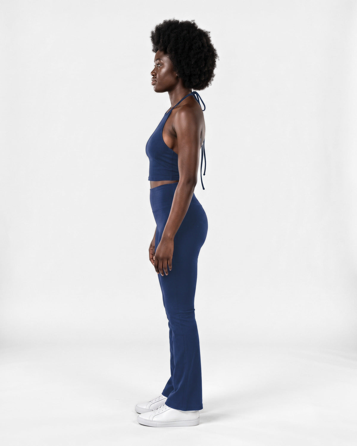 OMNÉA Halter Crop Top in OMNÉA Blue – Seitenansicht