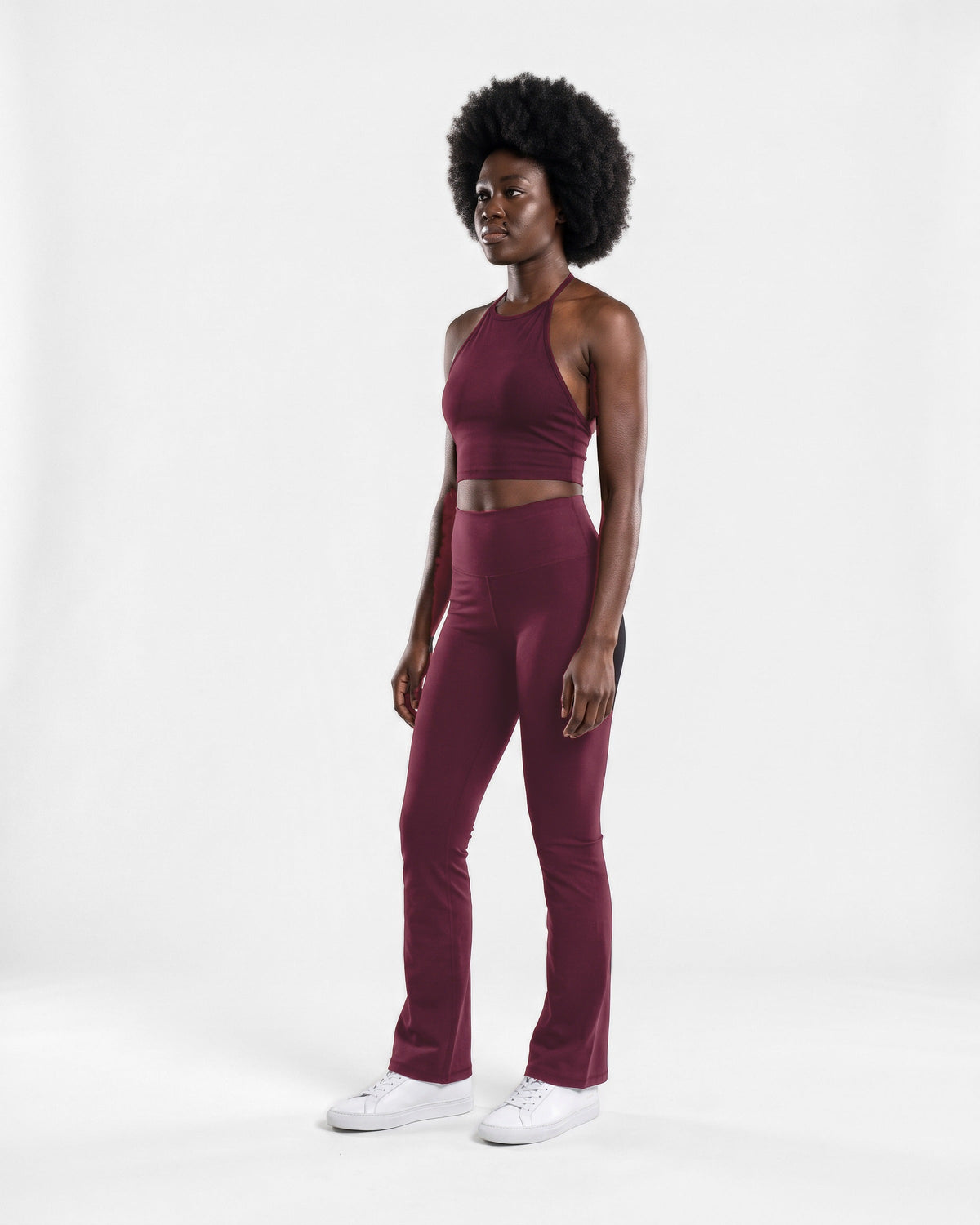 OMNÉA Halter Crop Top in OMNÉA Burgundy – Dreiviertelansicht