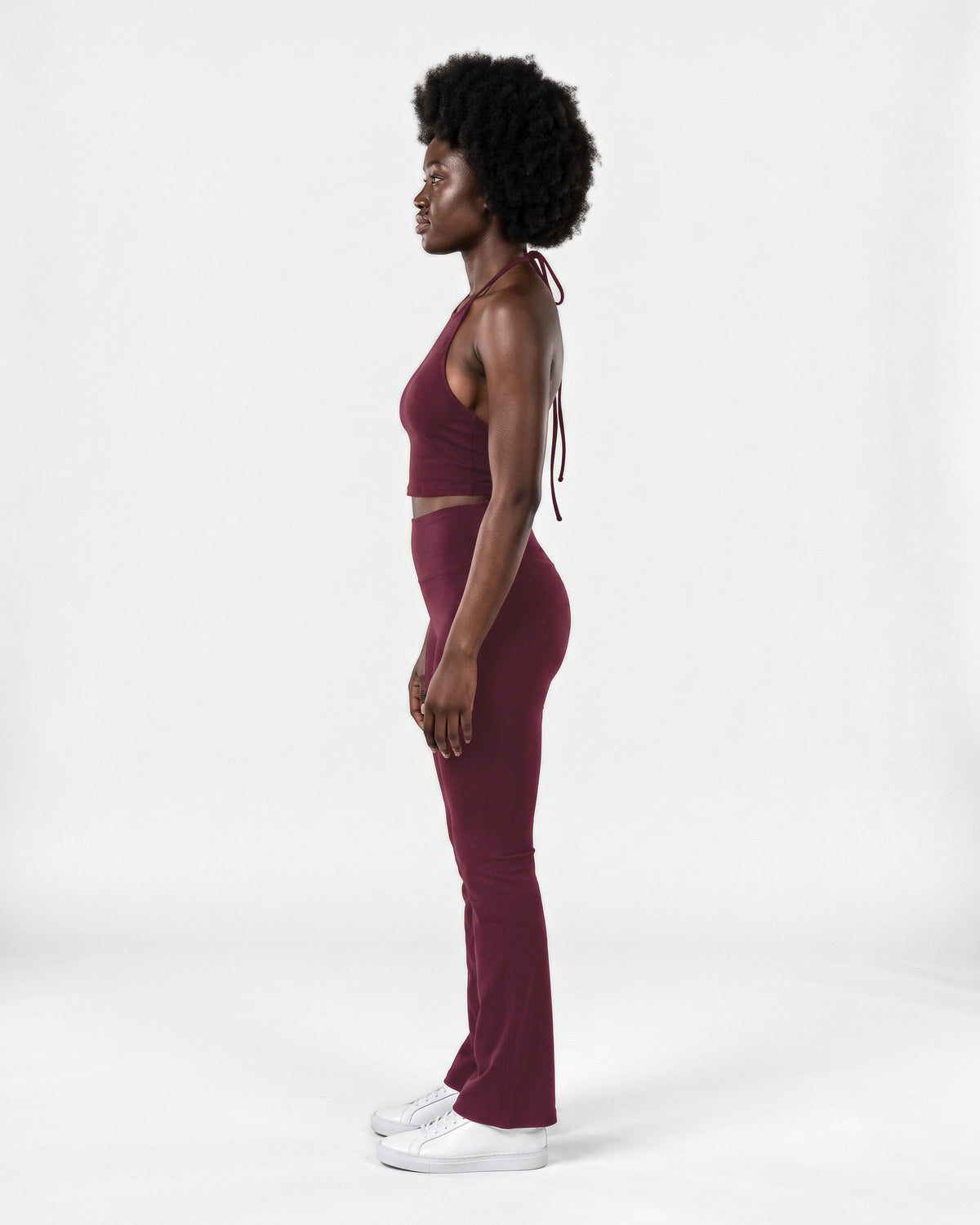 OMNÉA Halter Crop Top in OMNÉA Burgundy – Seitenansicht