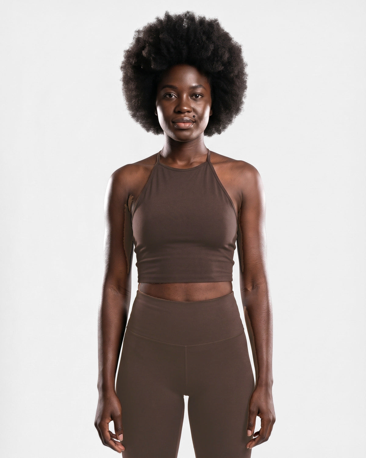 OMNÉA Halter Crop Top in OMNÉA Mocha – Vorderansicht