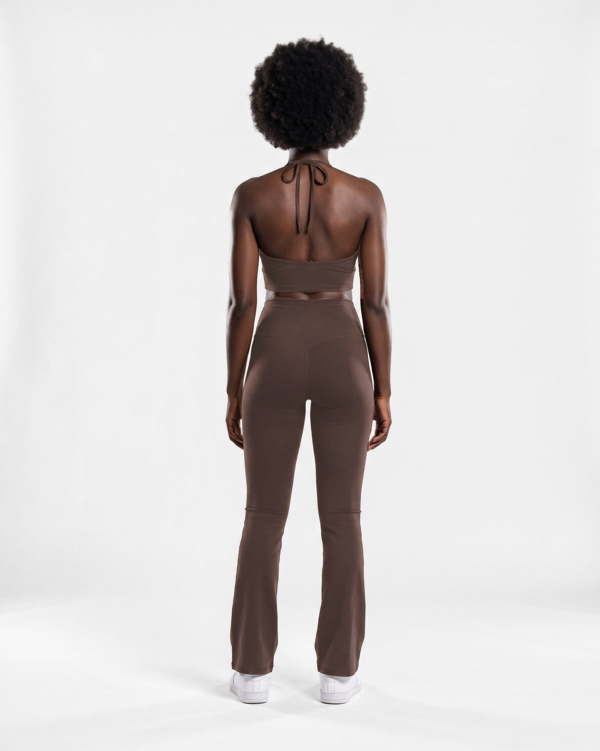 OMNÉA Halter Crop Top in OMNÉA Mocha – Rückansicht
