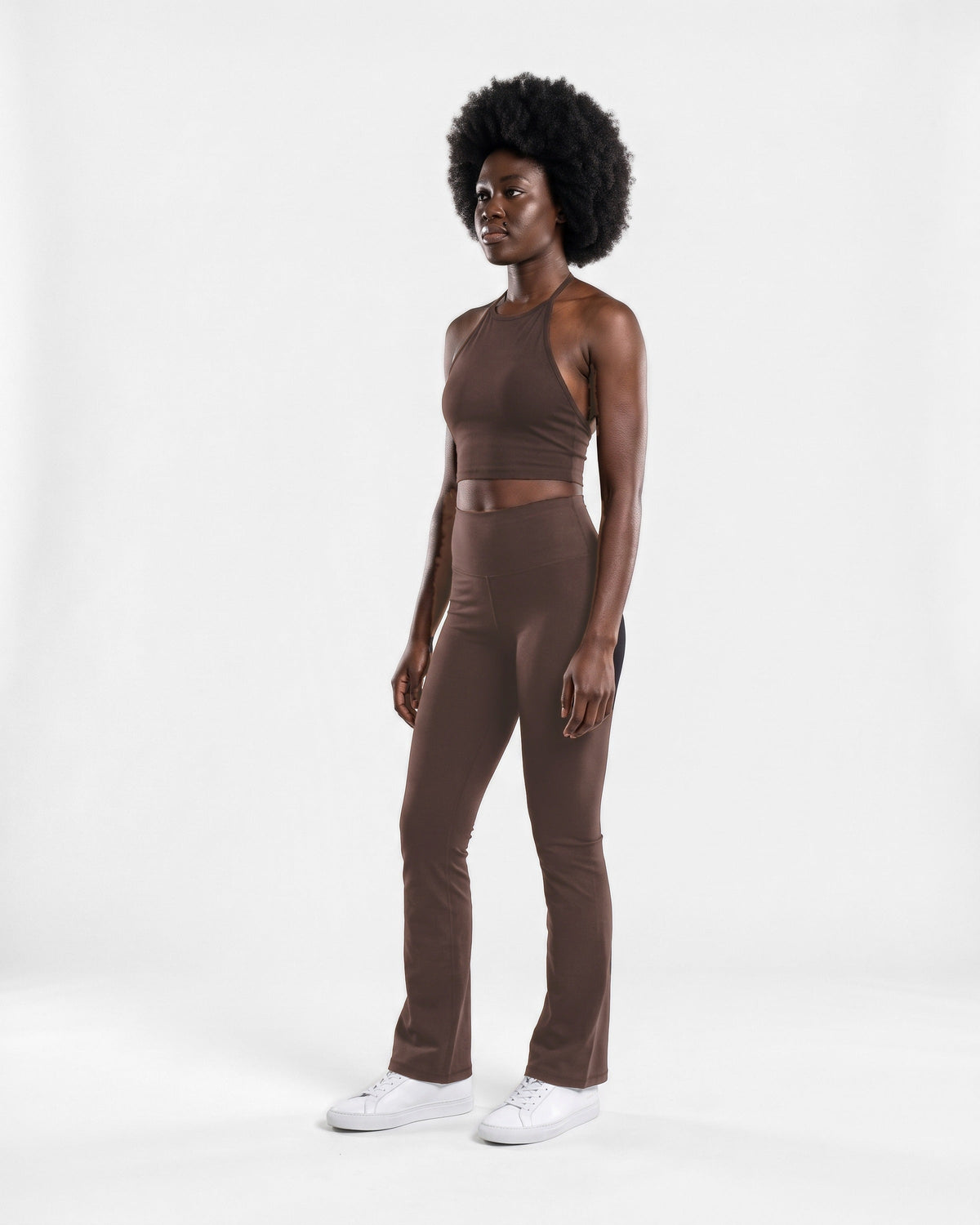 OMNÉA Halter Crop Top in OMNÉA Mocha – Dreiviertelansicht