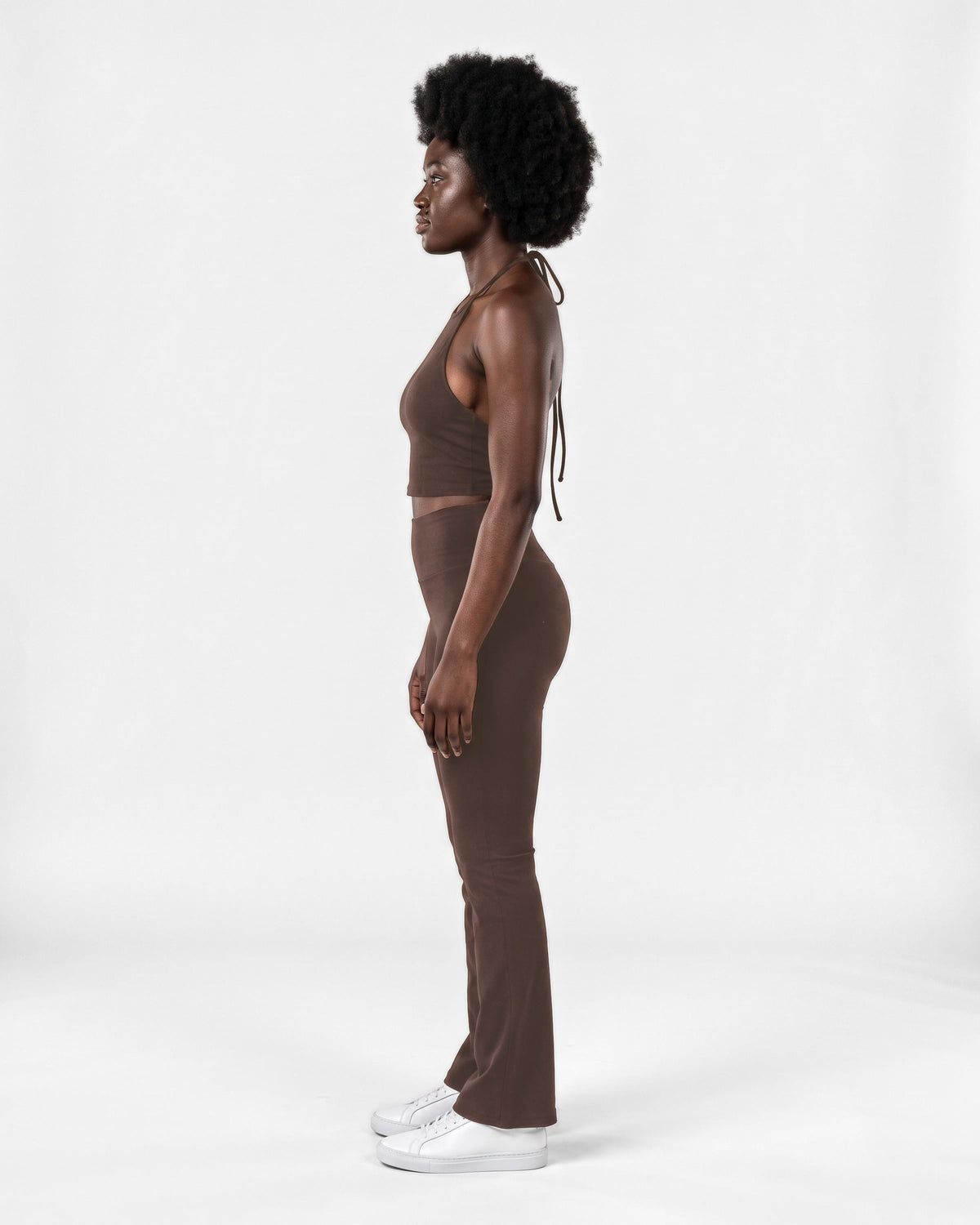 OMNÉA Halter Crop Top in OMNÉA Mocha – Seitenansicht