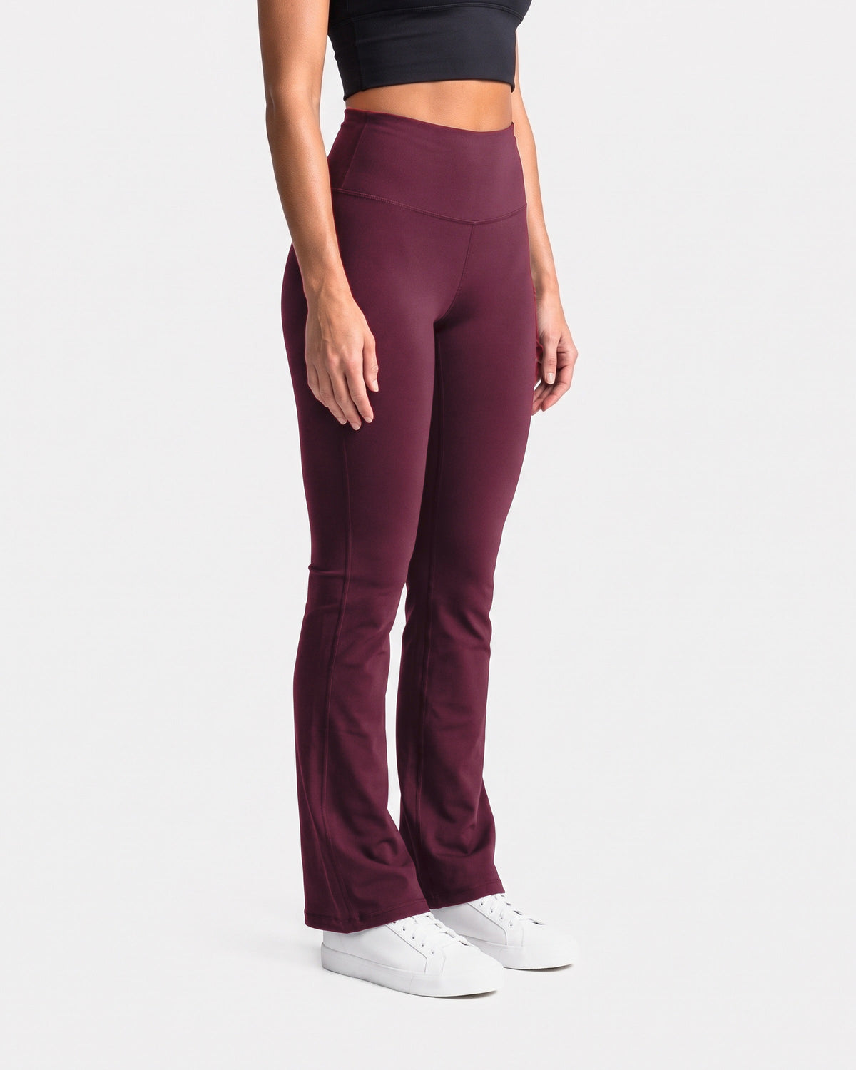 OMNÉA Eclipse High-Waist Leggings in OMNÉA Burgundy – Dreiviertelansicht