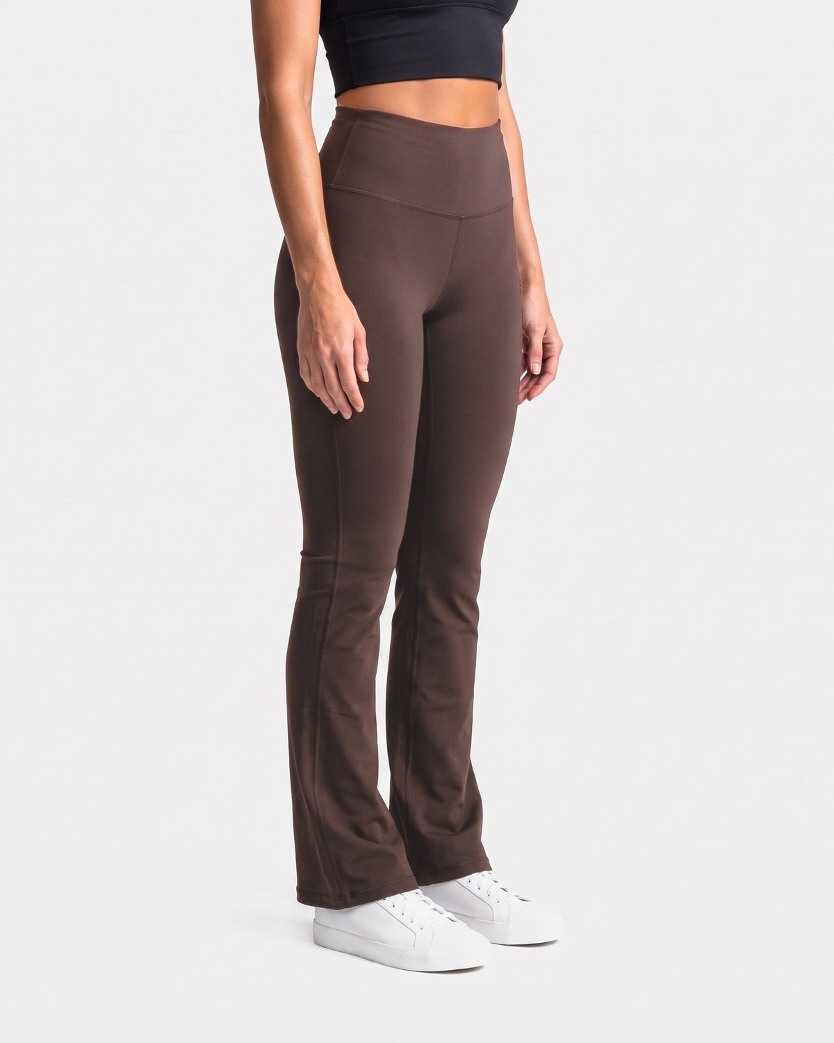 OMNÉA Eclipse High-Waist Leggings in OMNÉA Mocha – Dreiviertelansicht