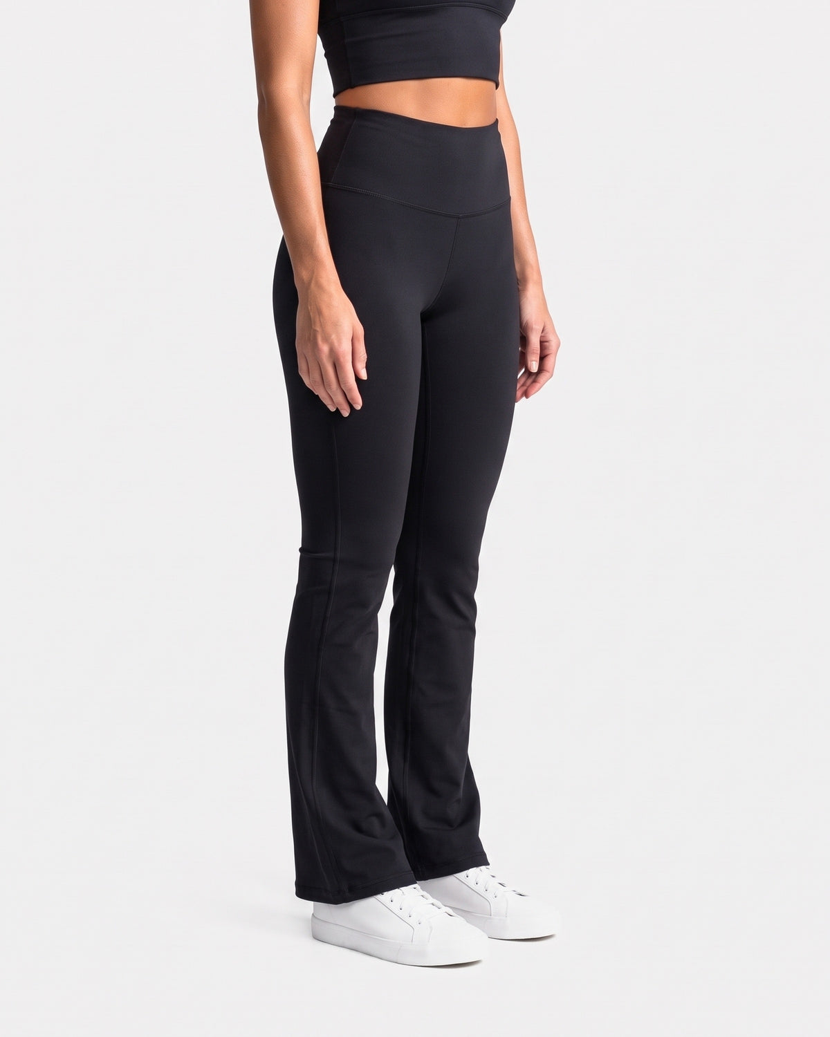OMNÉA Eclipse High-Waist Leggings in OMNÉA Black – Dreiviertelansicht