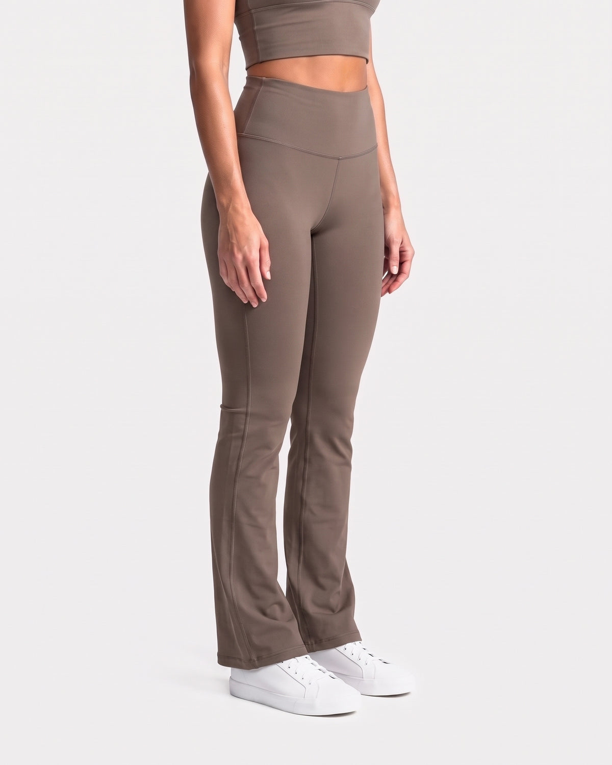 OMNÉA Eclipse High-Waist Leggings in OMNÉA Taupe – Dreiviertelansicht