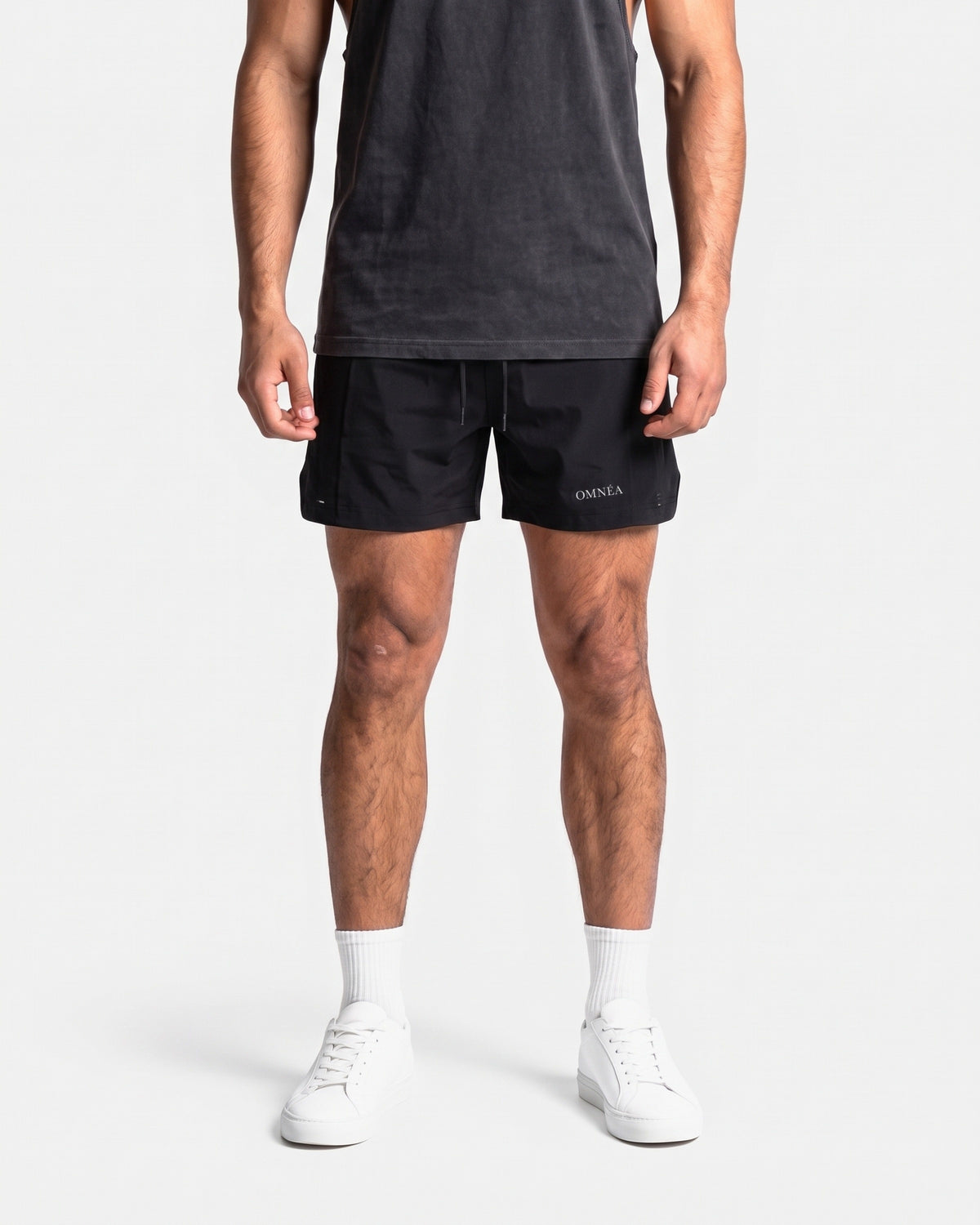 OMNÉA Hybrid 4" Airflow Short in OMNÉA Black – Vorderansicht