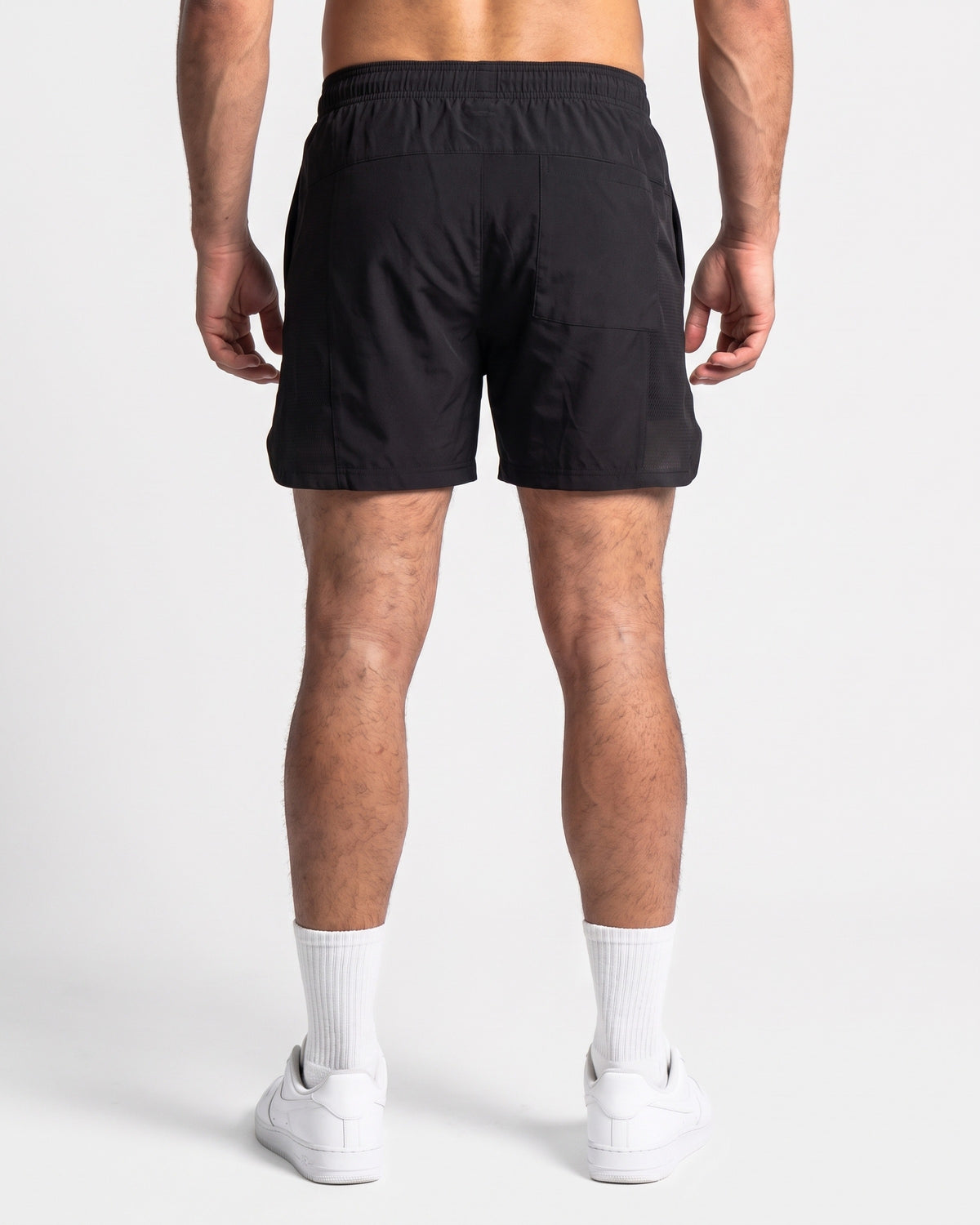 OMNÉA Hybrid 4" Airflow Short in OMNÉA Black – Rückansicht