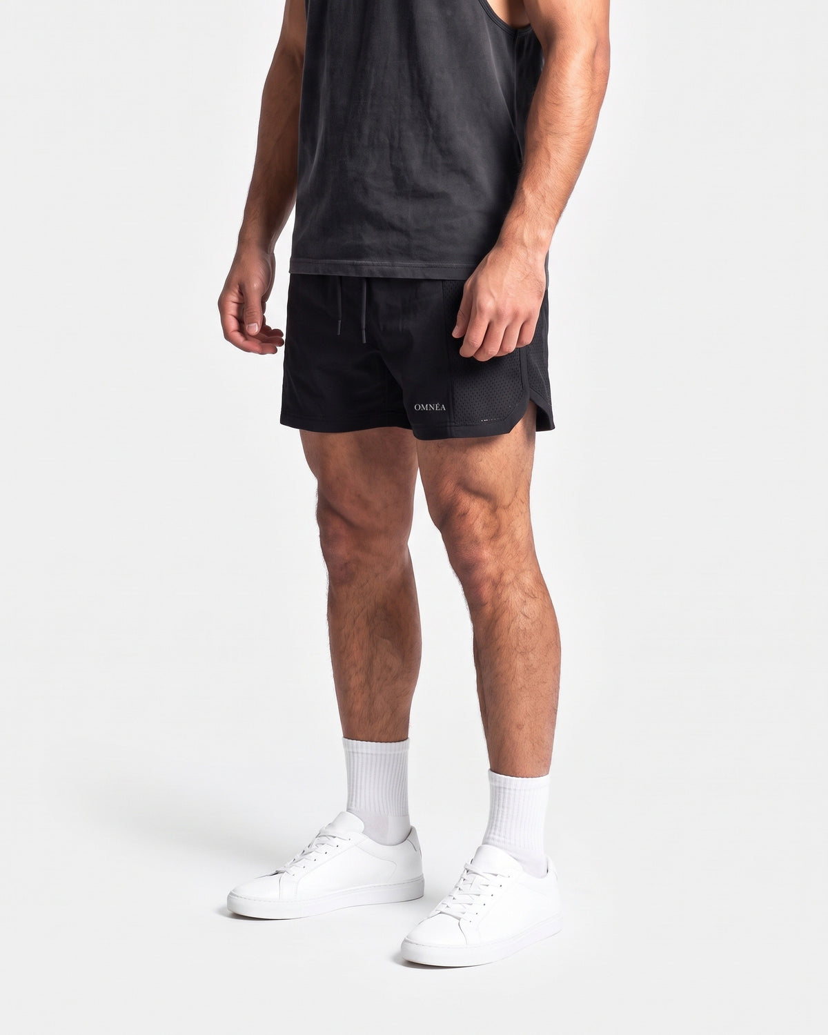 OMNÉA Hybrid 4" Airflow Short in OMNÉA Black – Dreiviertelansicht