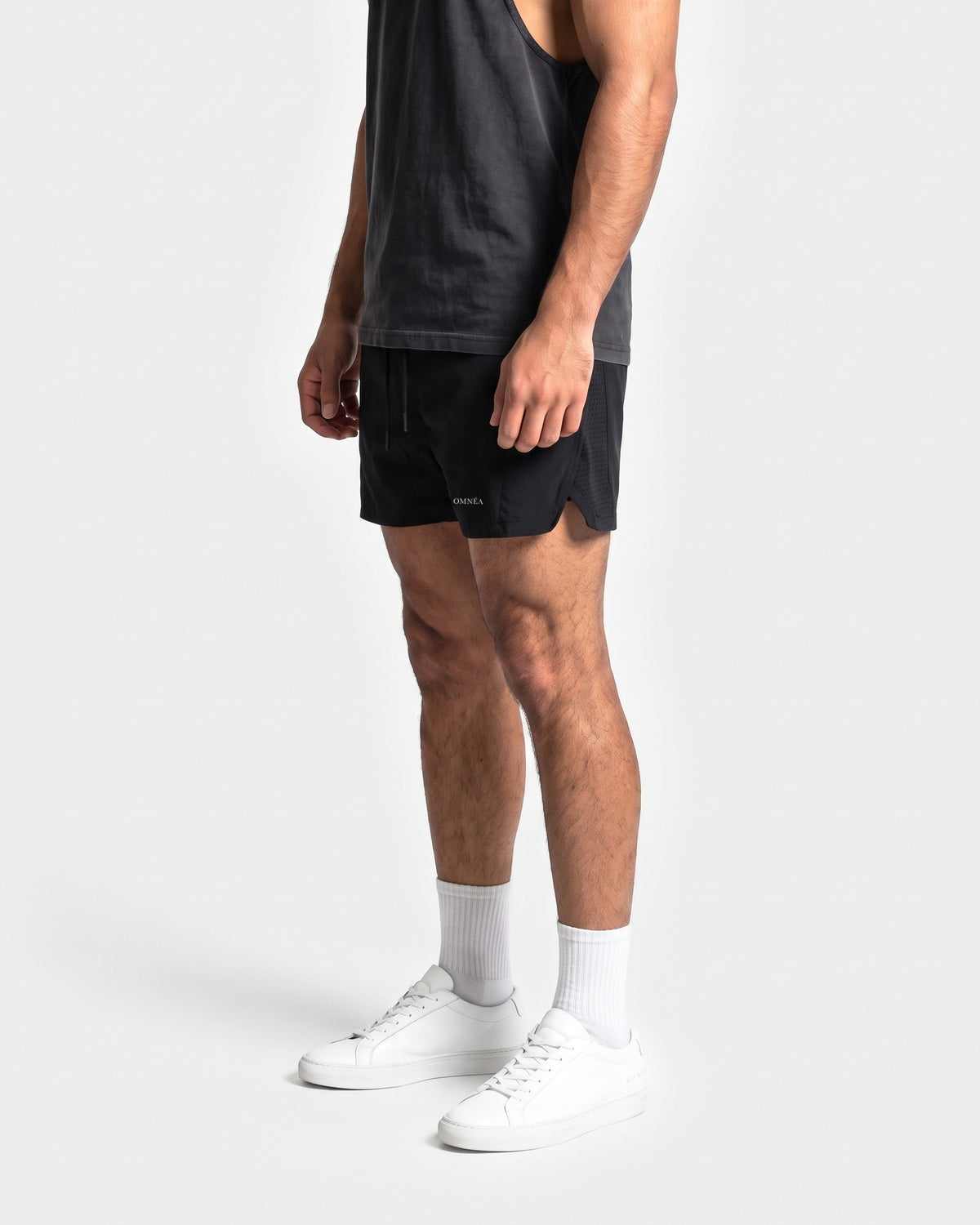OMNÉA Hybrid 4" Airflow Short in OMNÉA Black – Seitenansicht