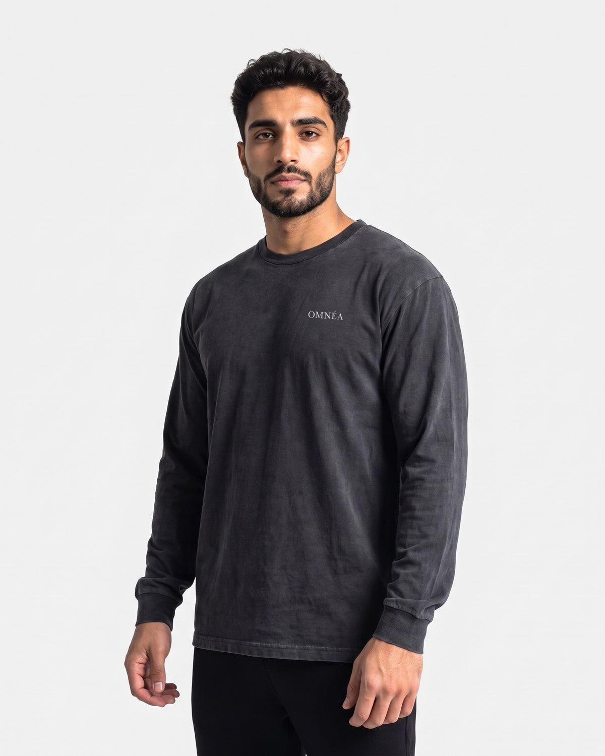 OMNÉA Hybrid Washed Long Sleeve in OMNÉA Washed Black – Dreiviertelansicht