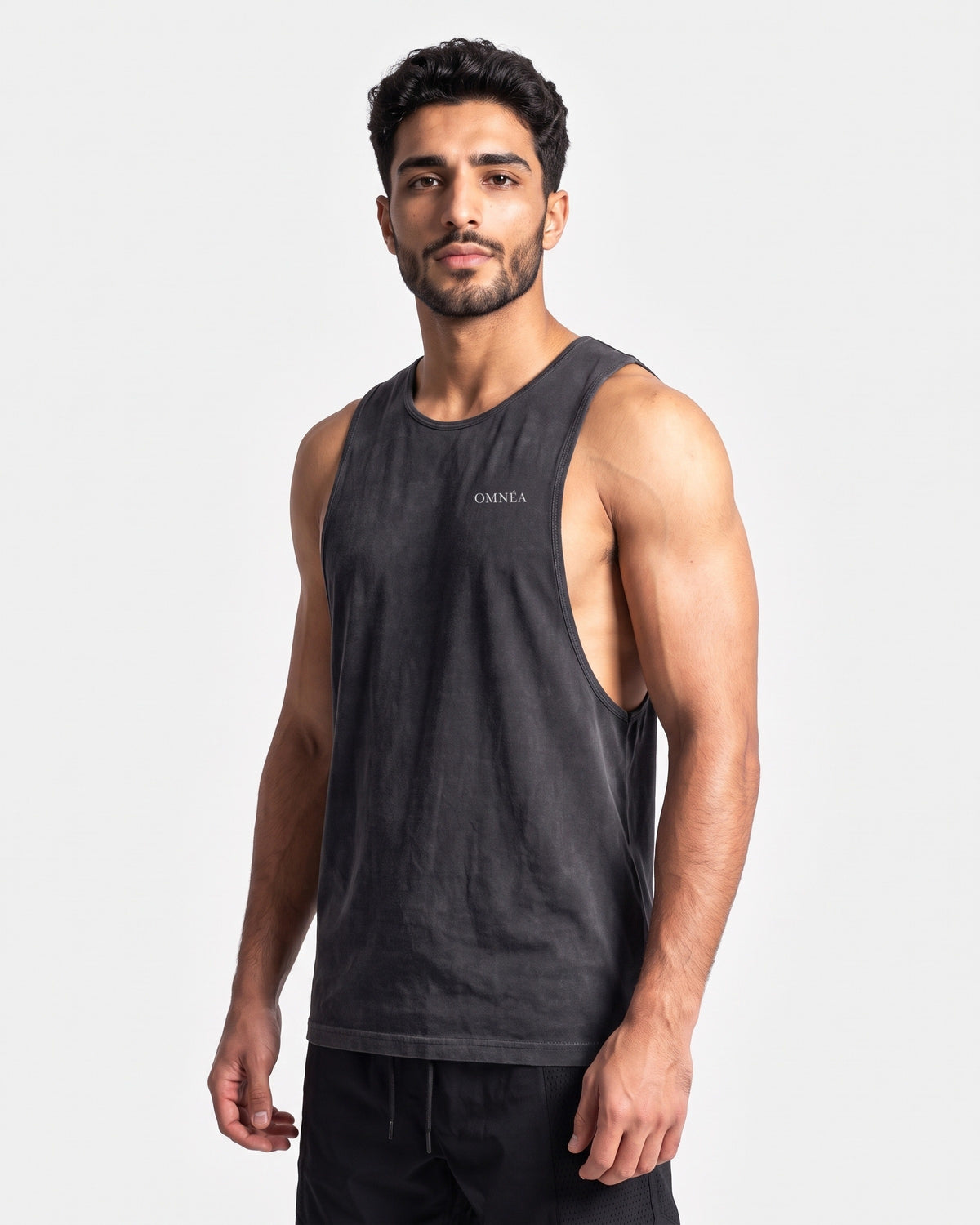 OMNÉA Hybrid Washed Tank in OMNÉA Black – Dreiviertelansicht