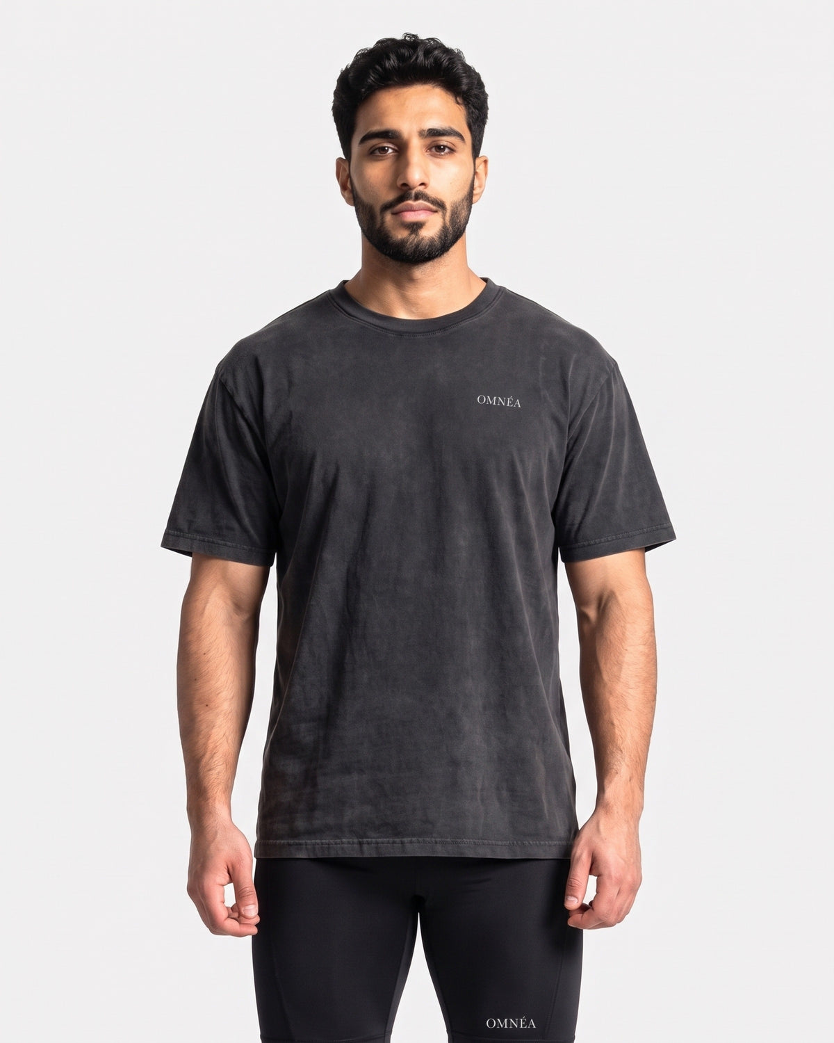 OMNÉA Hybrid Washed Tee in OMNÉA Black – Vorderansicht