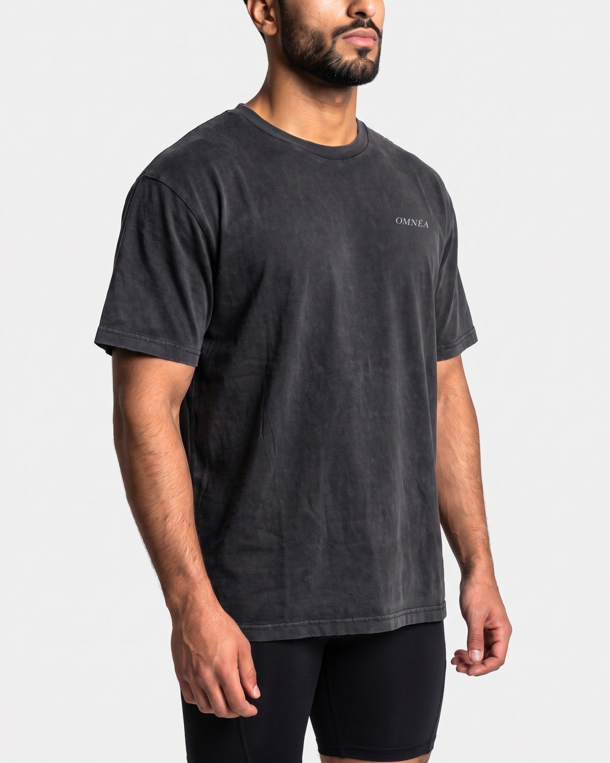 OMNÉA Hybrid Washed Tee in OMNÉA Black – Dreiviertelansicht