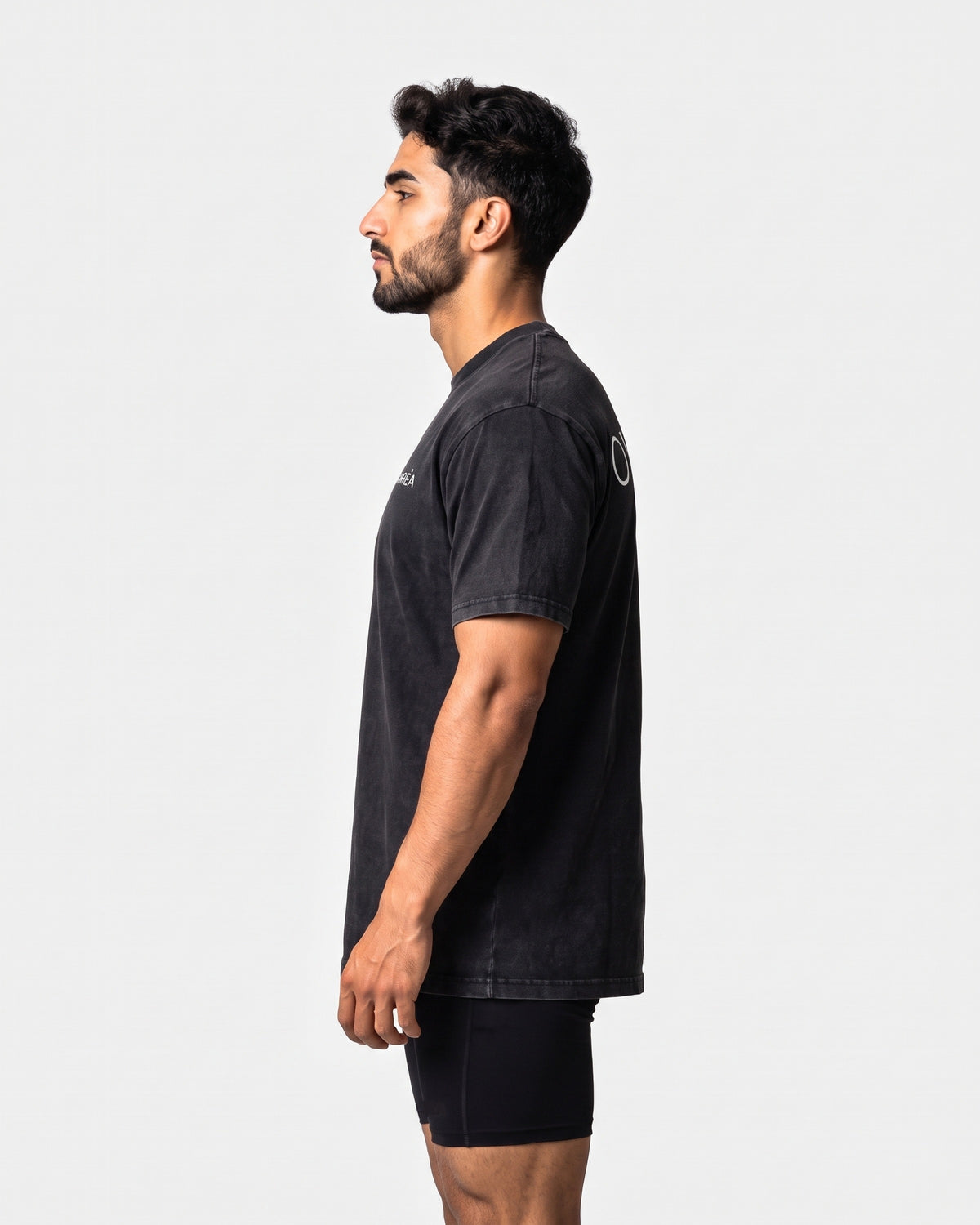 OMNÉA Hybrid Washed Tee in OMNÉA Black – Seitenansicht