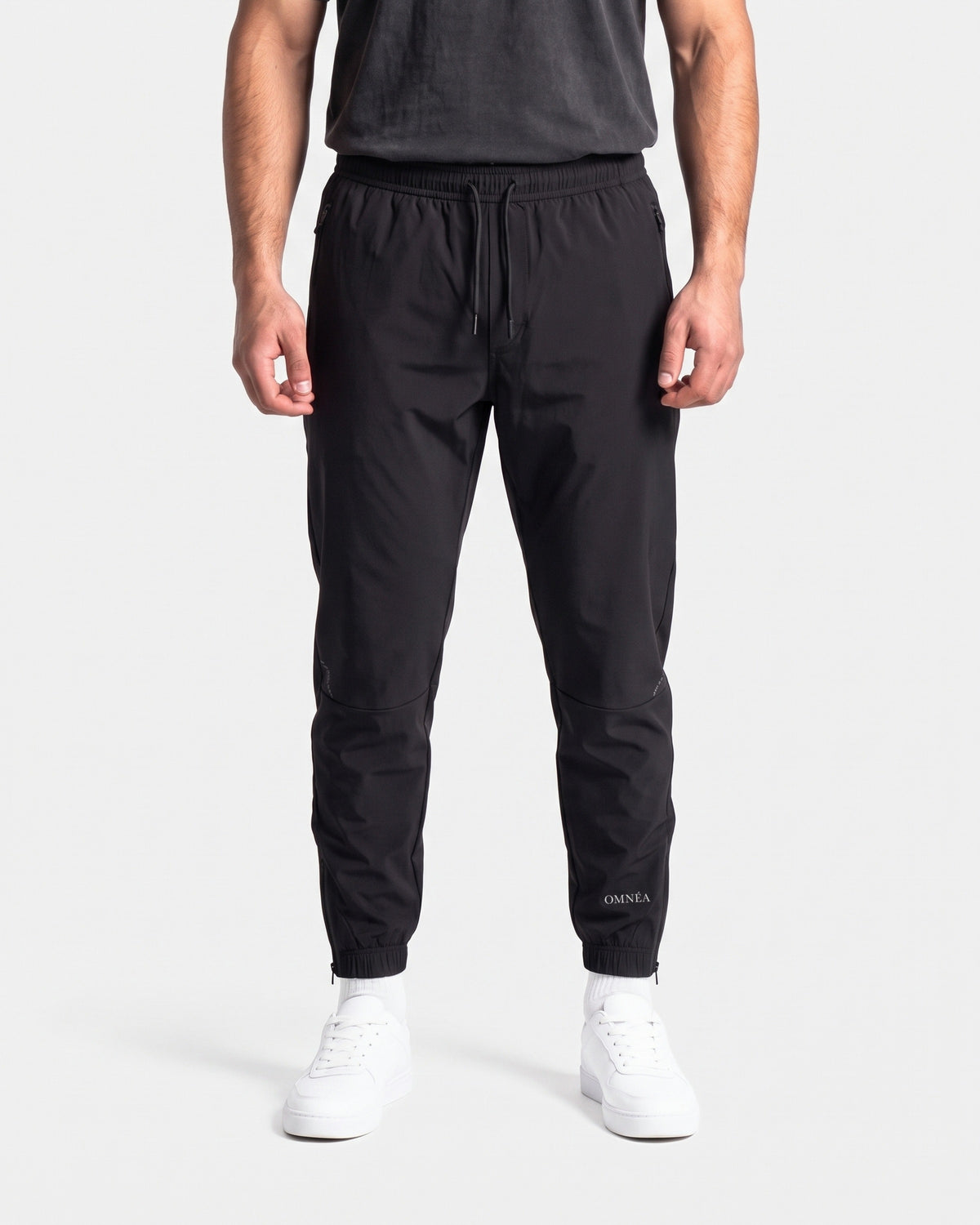 OMNÉA Hybrid Woven Tapered Pant in OMNÉA Black – Vorderansicht