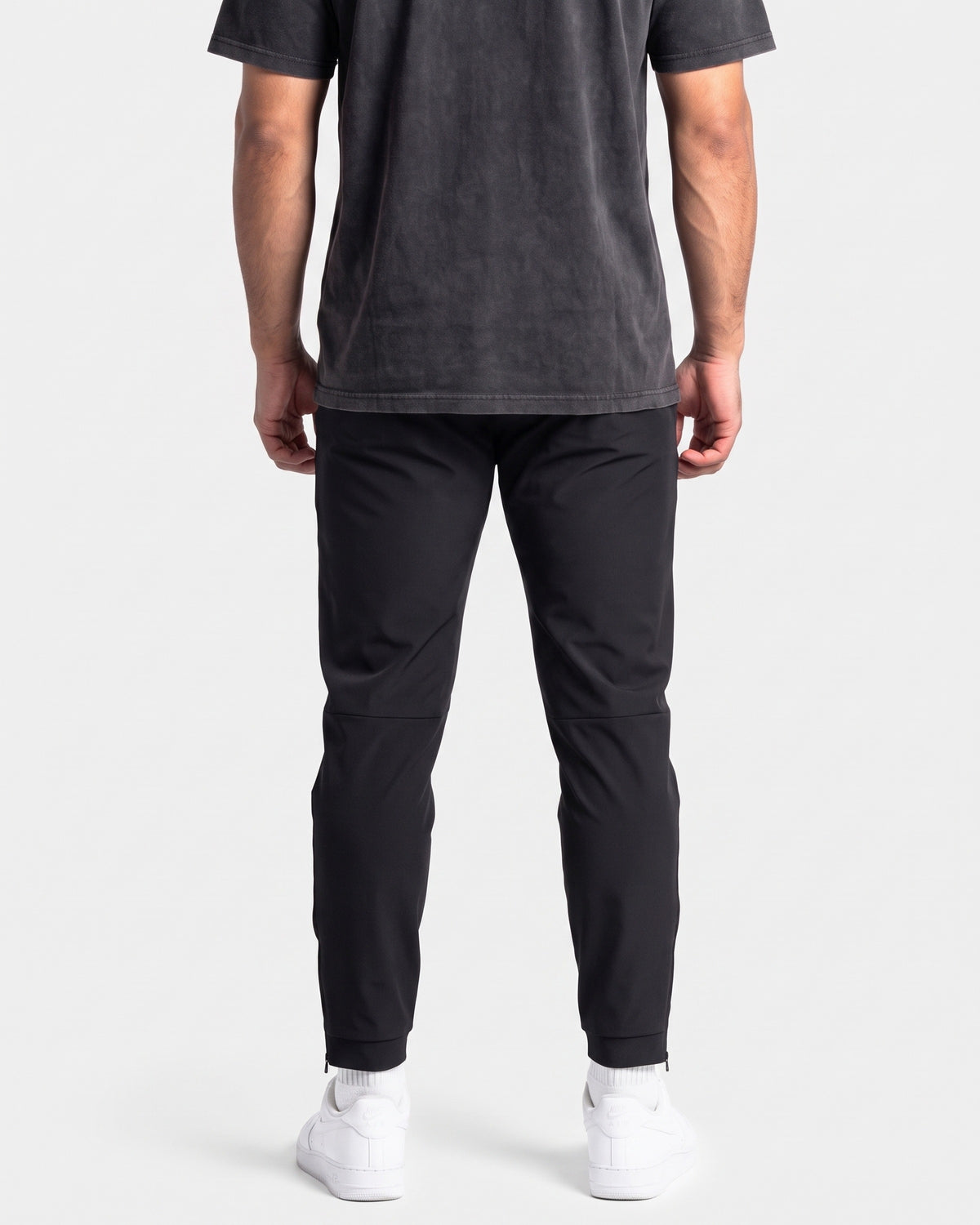 OMNÉA Hybrid Woven Tapered Pant in OMNÉA Black – Rückansicht