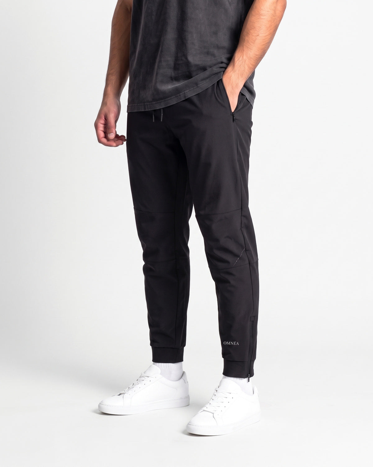 OMNÉA Hybrid Woven Tapered Pant in OMNÉA Black – Dreiviertelansicht