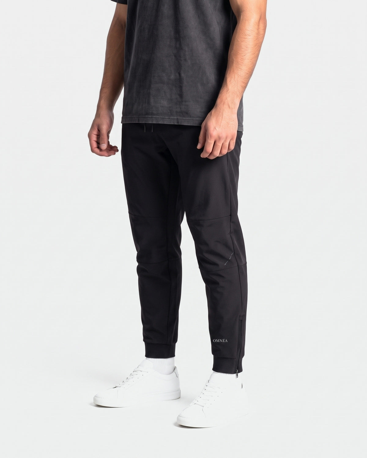 OMNÉA Hybrid Woven Tapered Pant in OMNÉA Black – Seitenansicht