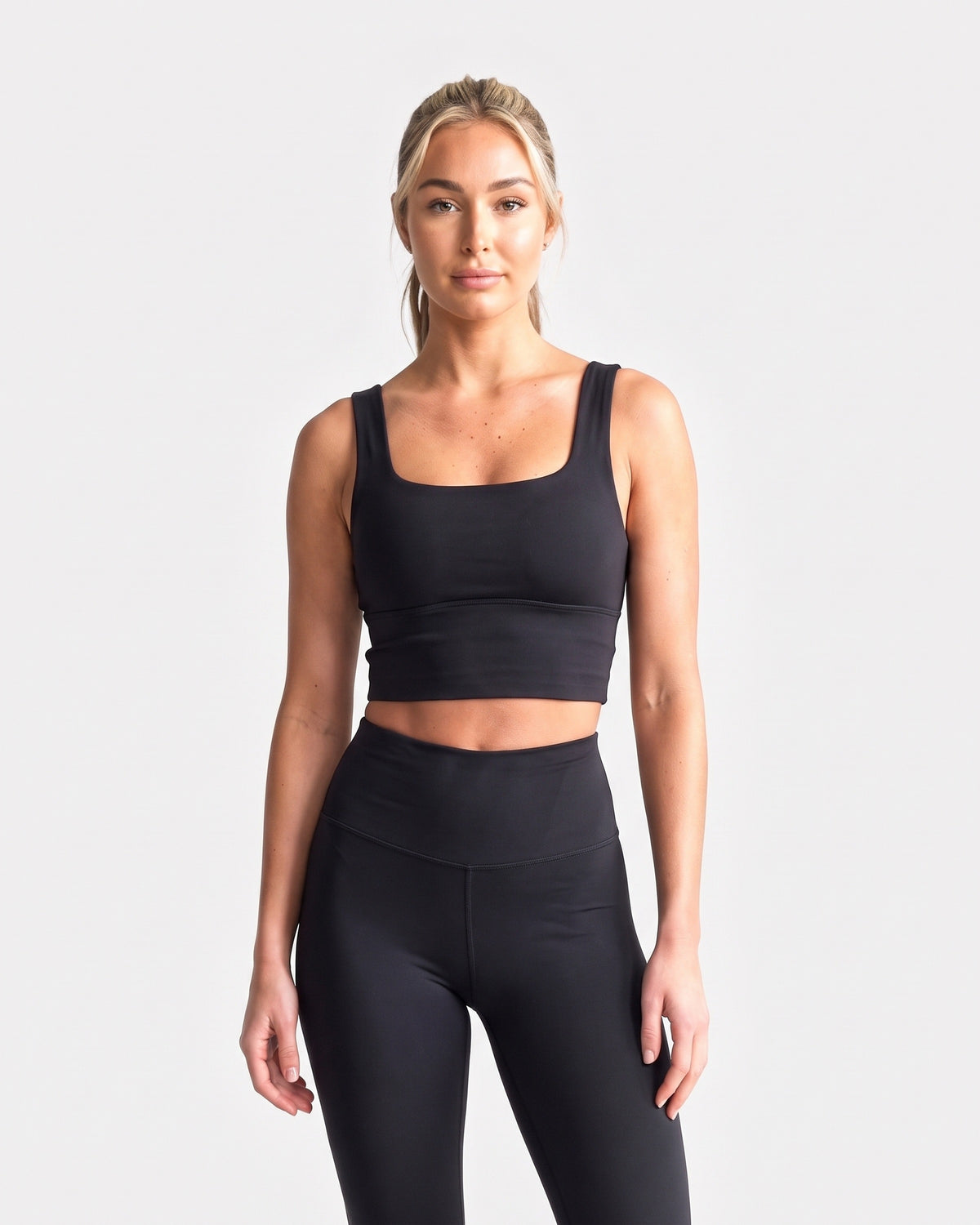 OMNÉA Eclipse Longline Crop Top in OMNÉA Black – Vorderansicht