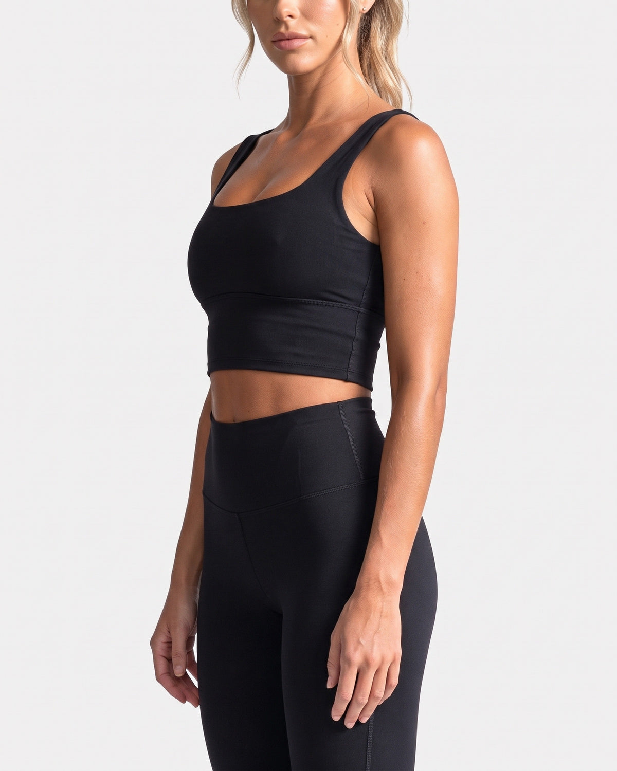 OMNÉA Eclipse Longline Crop Top in OMNÉA Black – Dreiviertelansicht