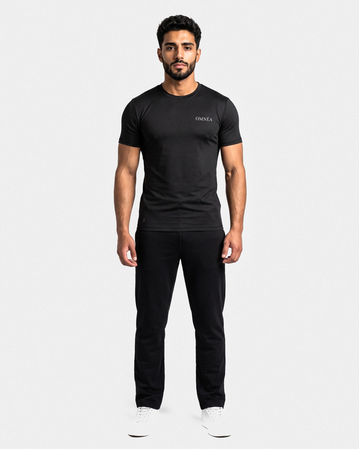 OMNÉA Performance Sport Tee in OMNÉA Black – Vorderansicht nah