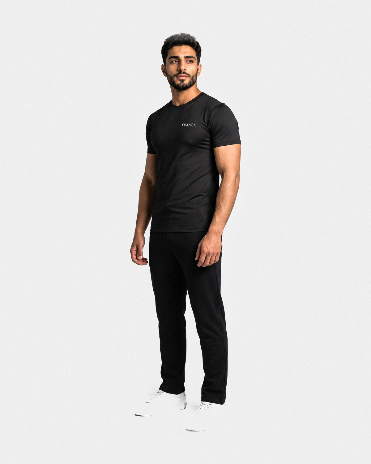 OMNÉA Performance Sport Tee in OMNÉA Black – Dreiviertelansicht