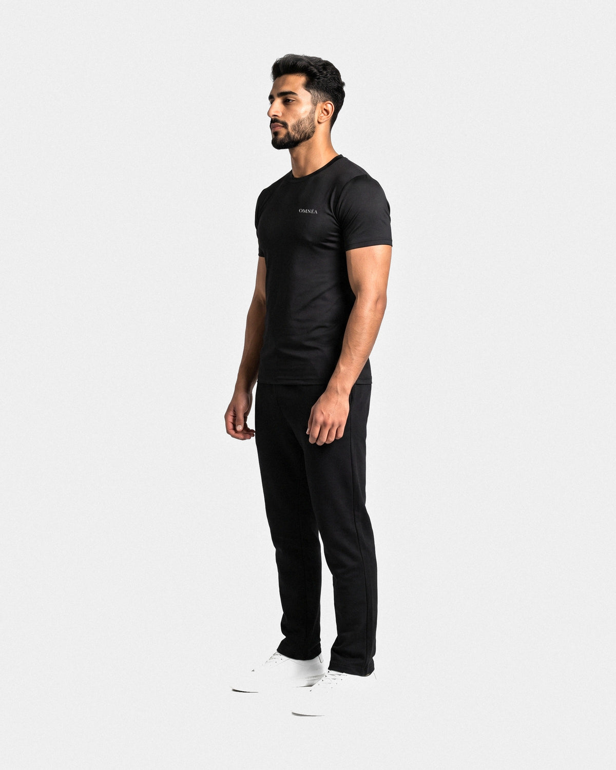 OMNÉA Performance Sport Tee in OMNÉA Black – Seitenansicht