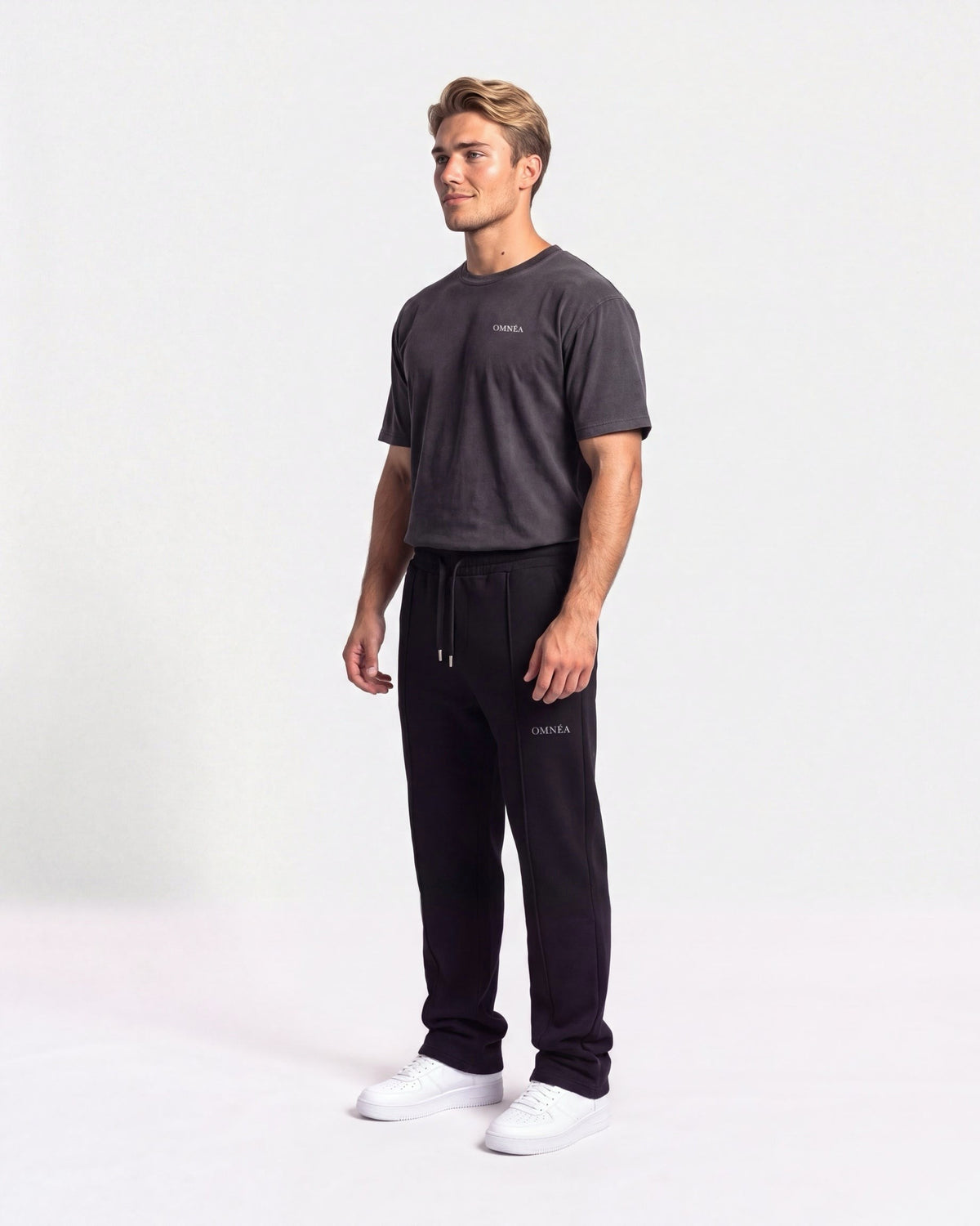 OMNÉA Everyday Heavyweight Jogger in OMNÉA Black – Dreiviertelansicht