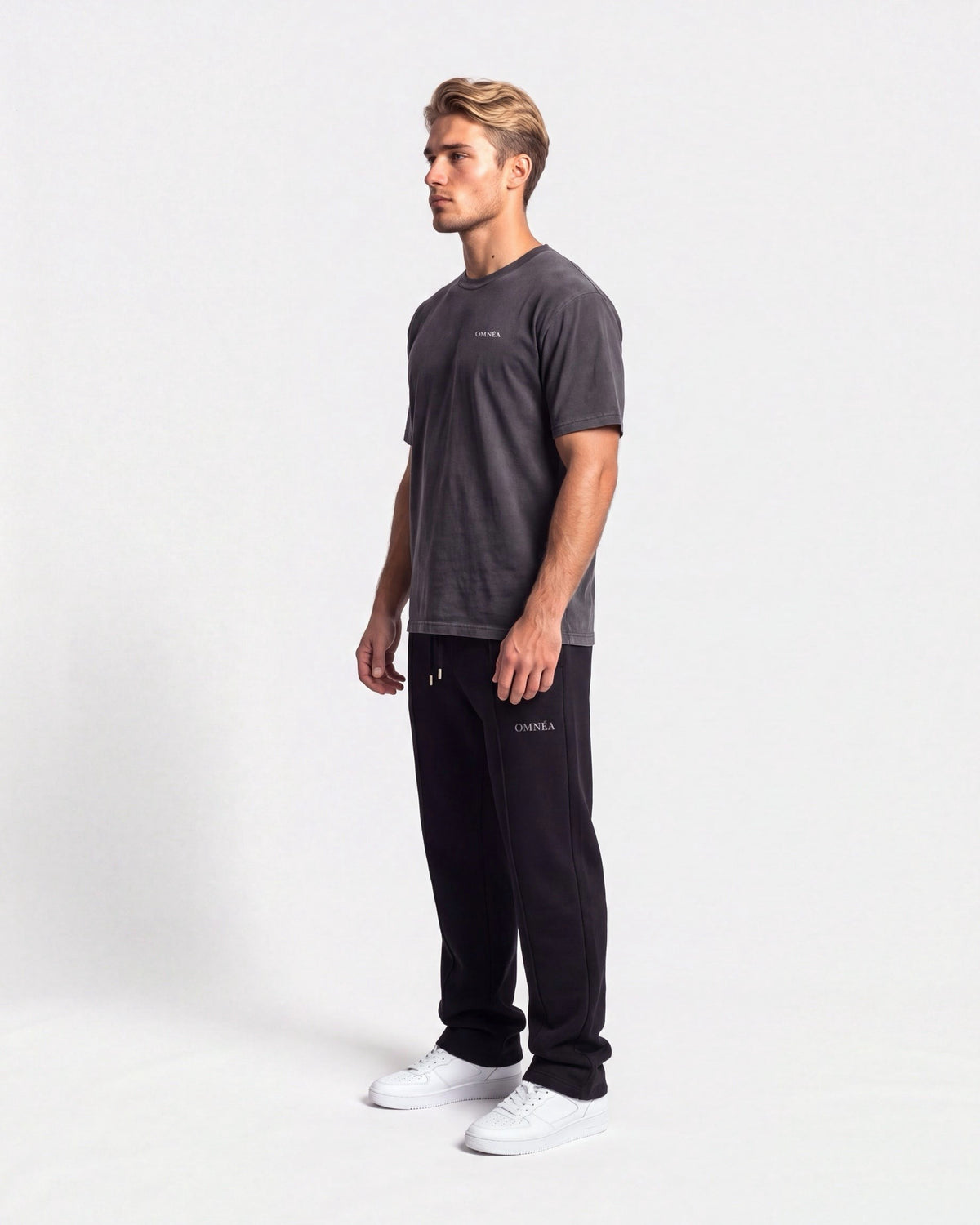 OMNÉA Everyday Heavyweight Jogger in OMNÉA Black – Seitenansicht