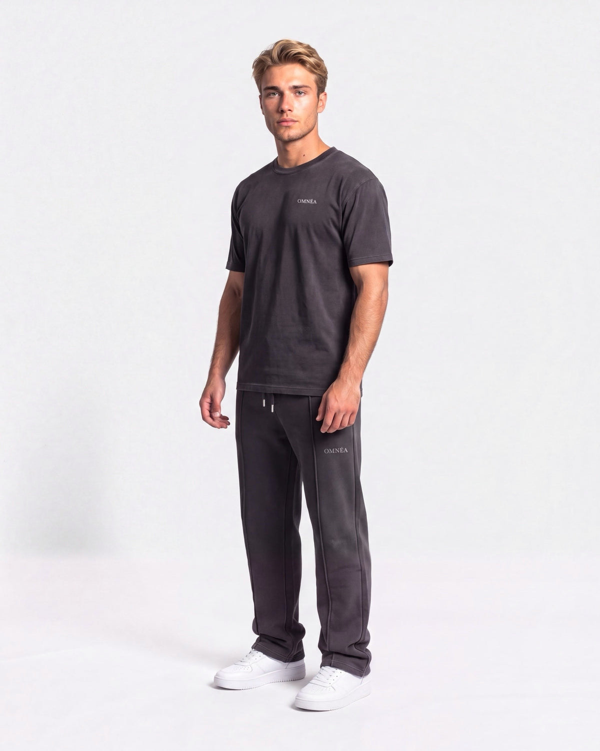 OMNÉA Everyday Heavyweight Jogger in OMNÉA Washed Black – Dreiviertelansicht