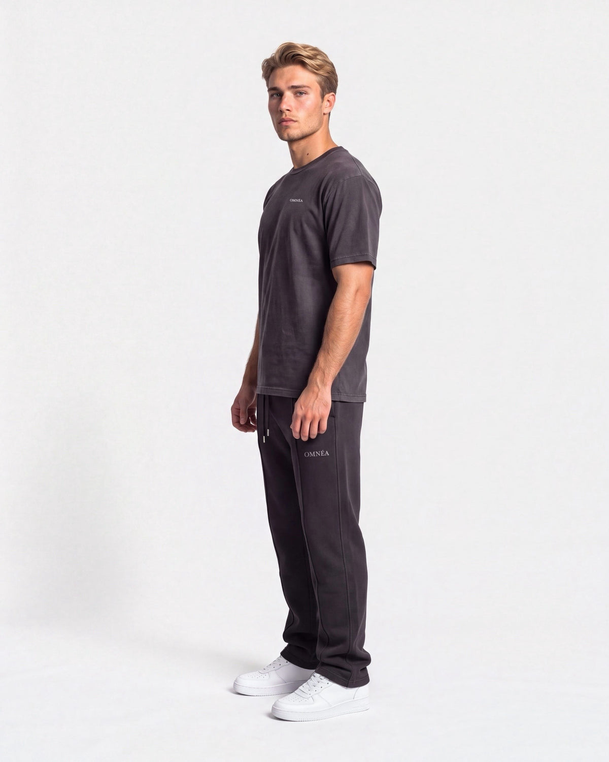 OMNÉA Everyday Heavyweight Jogger in OMNÉA Washed Black – Seitenansicht