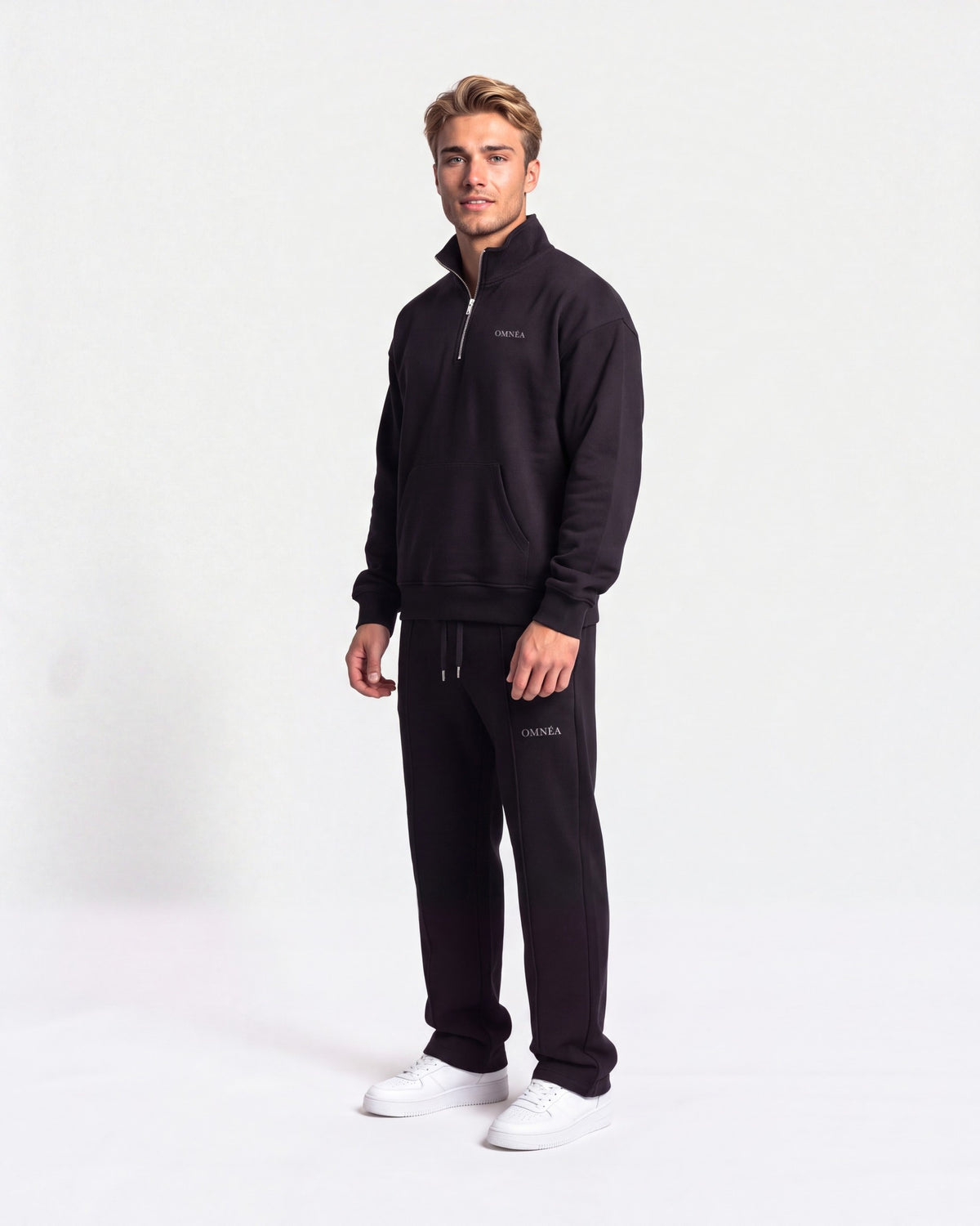 OMNÉA Everyday Half-Zip Sweat in OMNÉA Black – Dreiviertelansicht