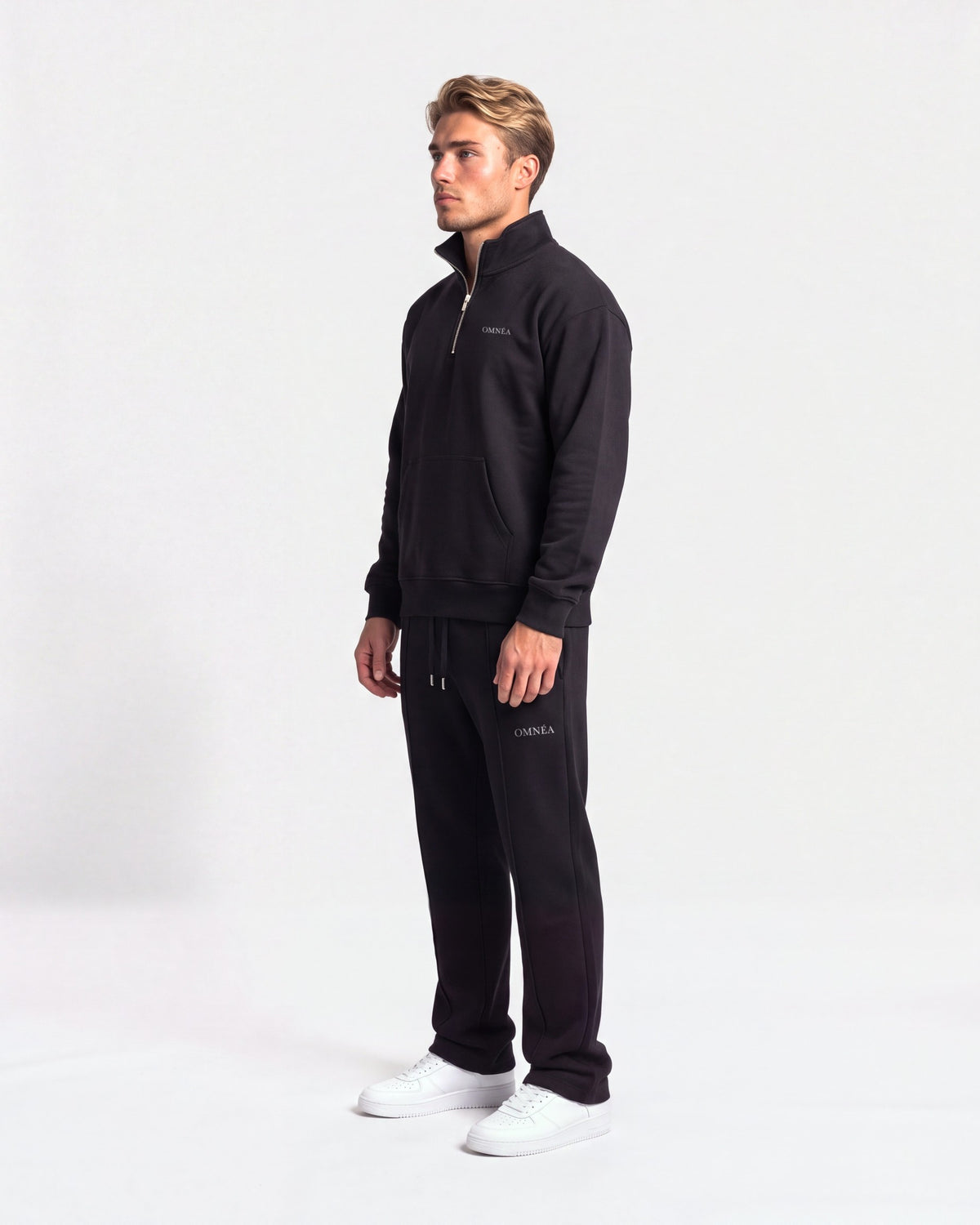 OMNÉA Everyday Half-Zip Sweat in OMNÉA Black – Seitenansicht
