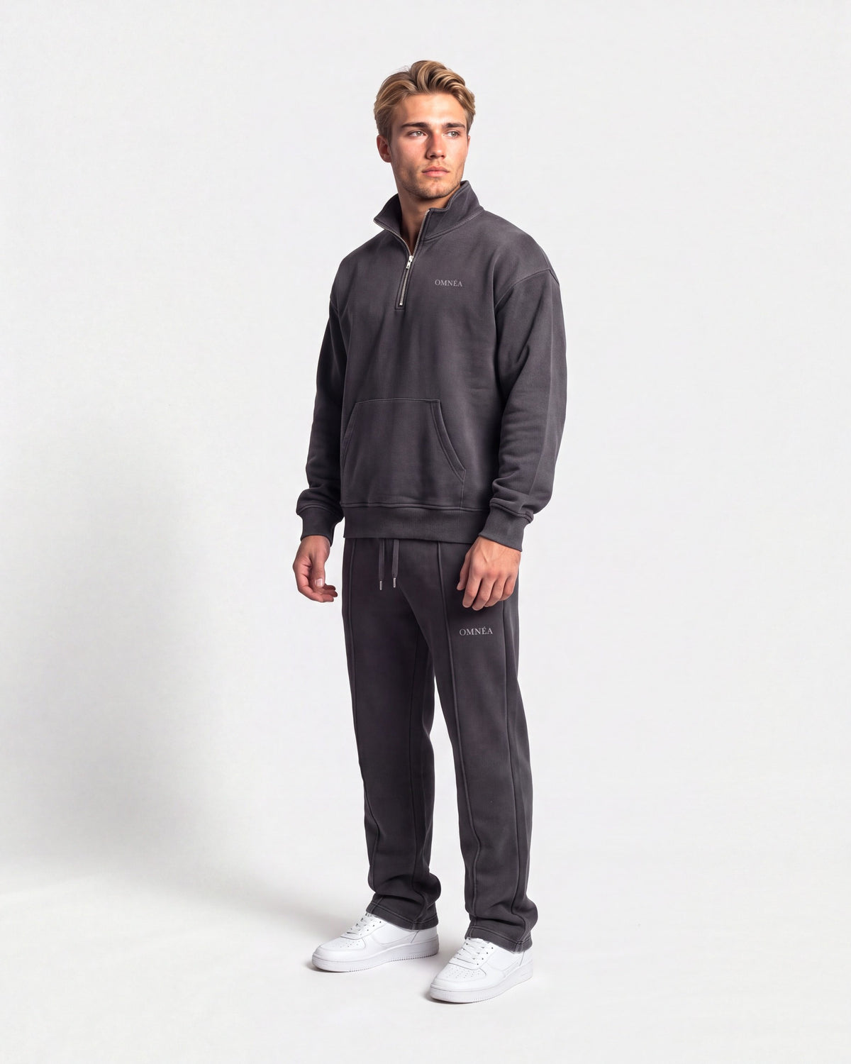 OMNÉA Everyday Half-Zip Sweat in OMNÉA Washed Black – Dreiviertelansicht