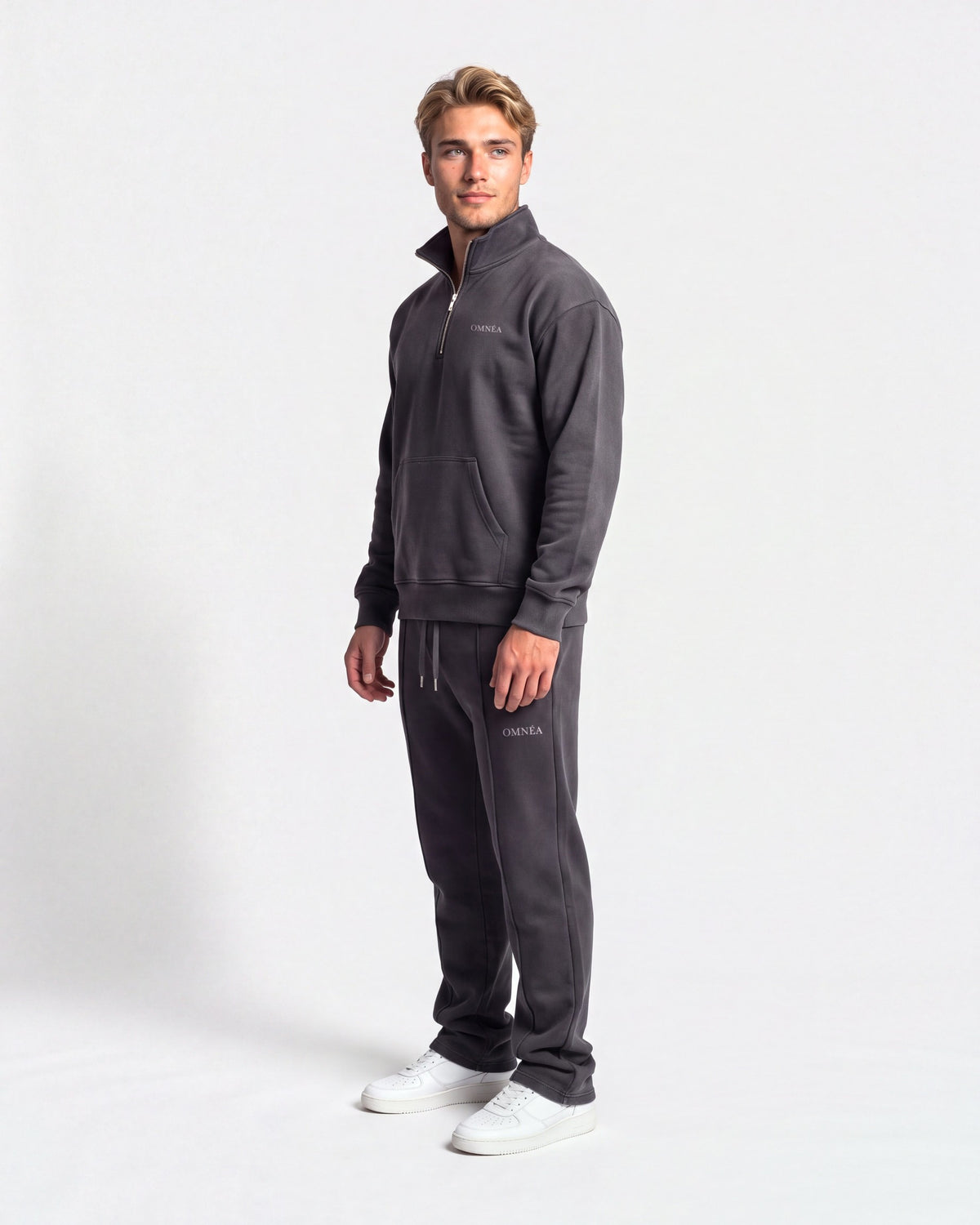 OMNÉA Everyday Half-Zip Sweat in OMNÉA Washed Black – Seitenansicht